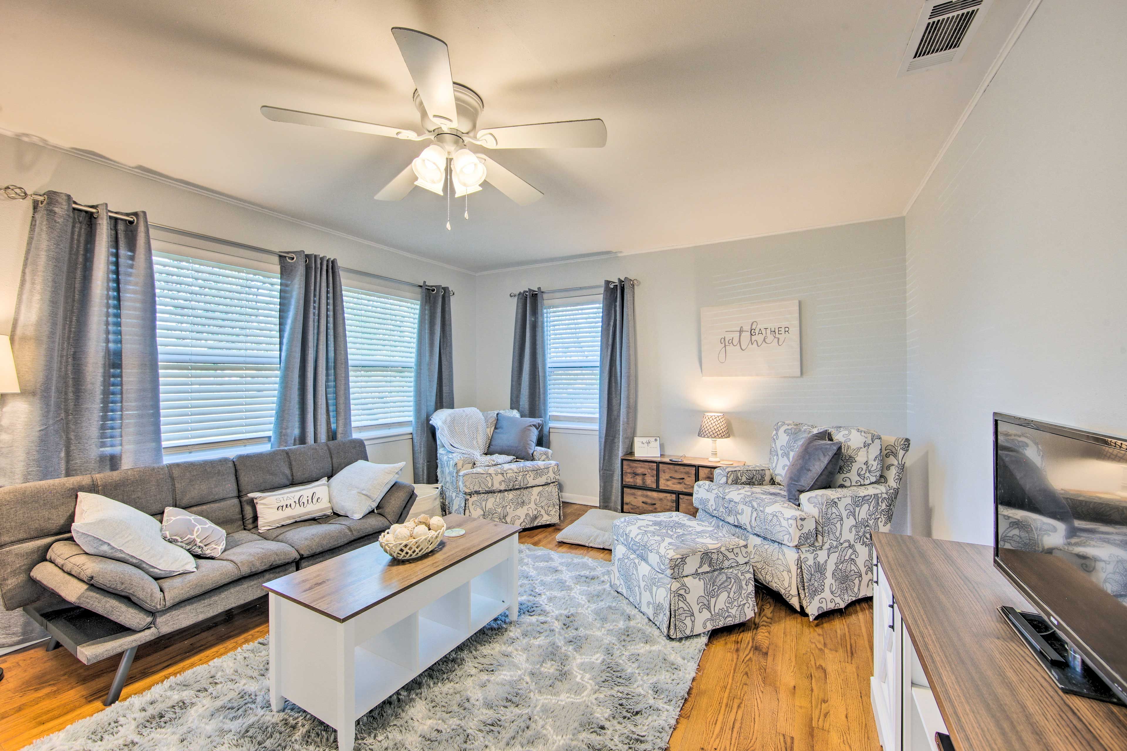 Longview Vacation Rental | 2BR | 2BA | 1,100 Sq Ft | Stairs to Enter