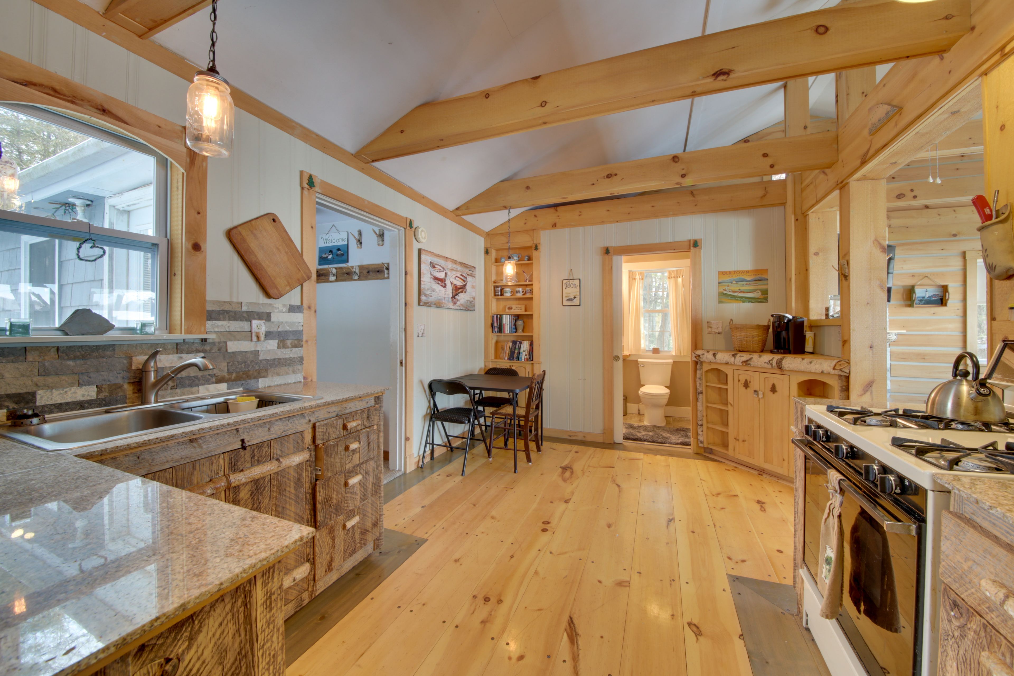 Kitchen | Paper Towels/Trash Bags Provided