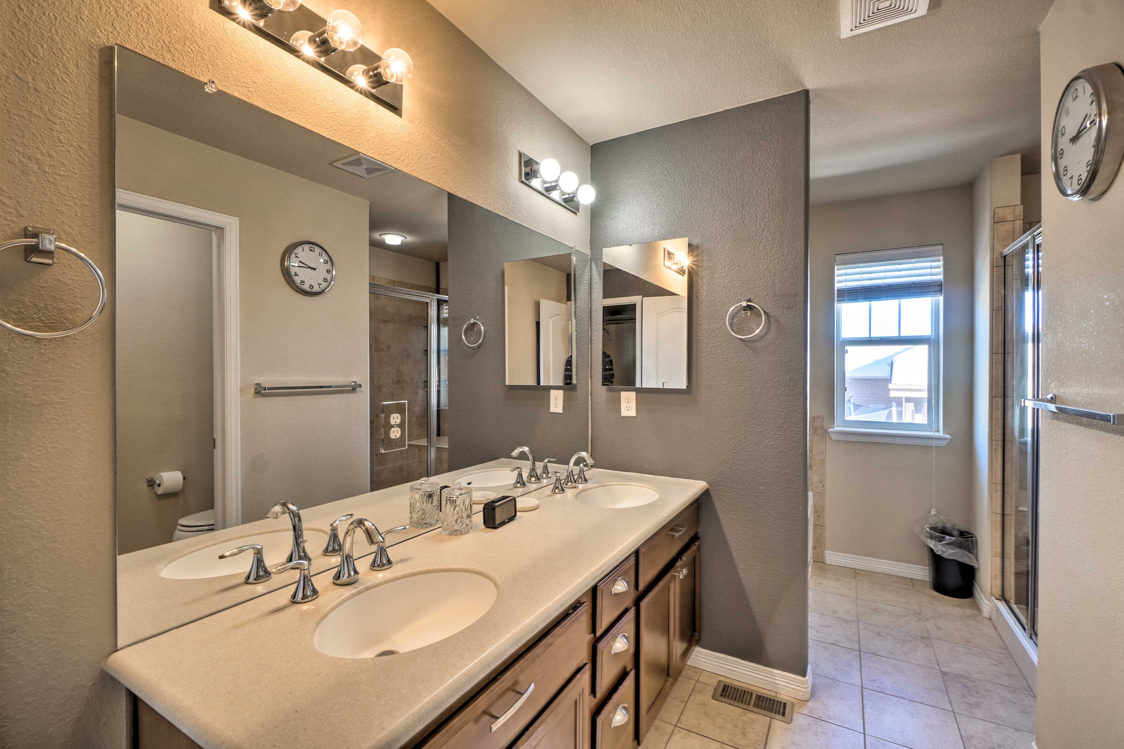En-Suite Bathroom | Walk-In Closet | Hair Dryer