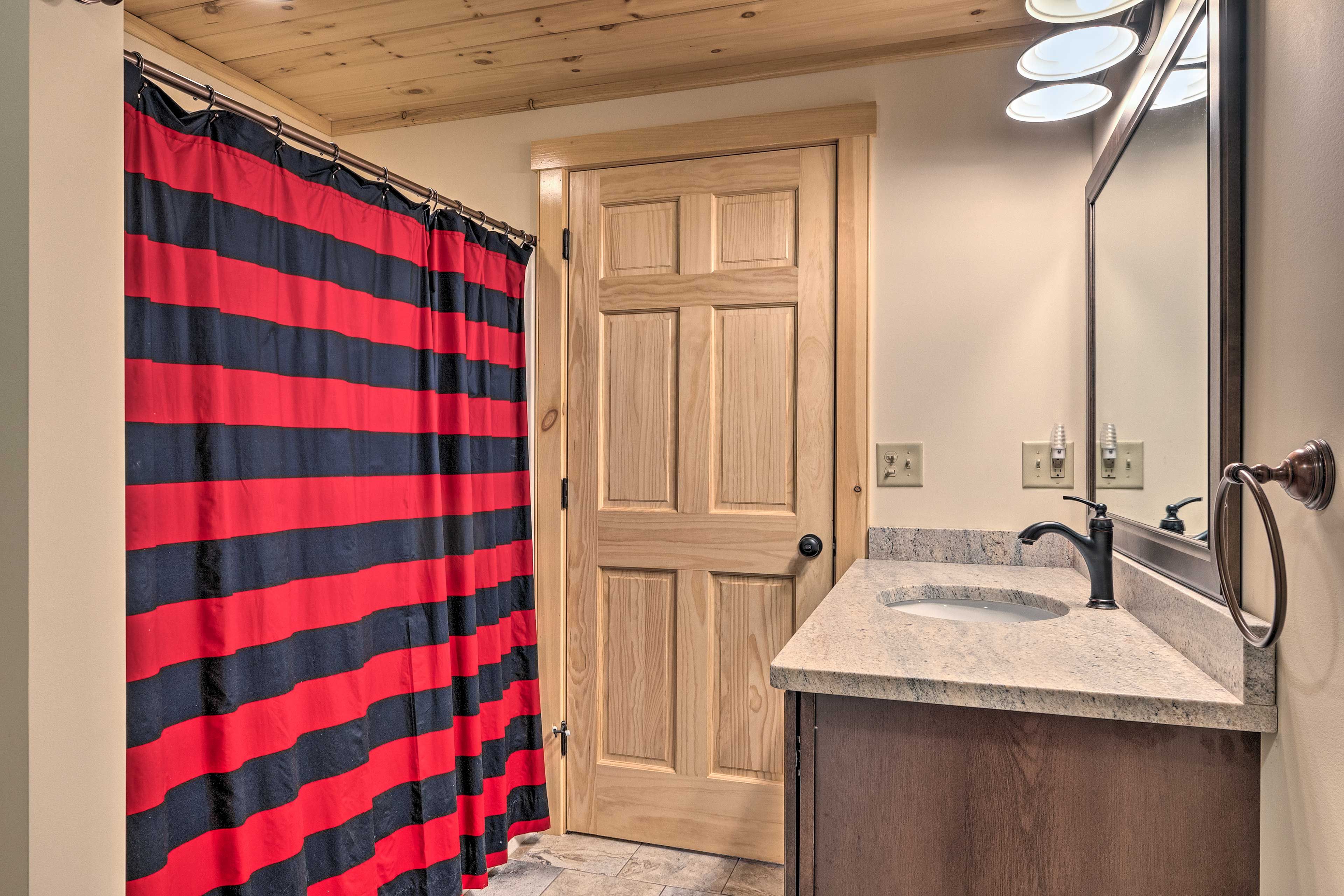 Full Bathroom | Washer/Dryer