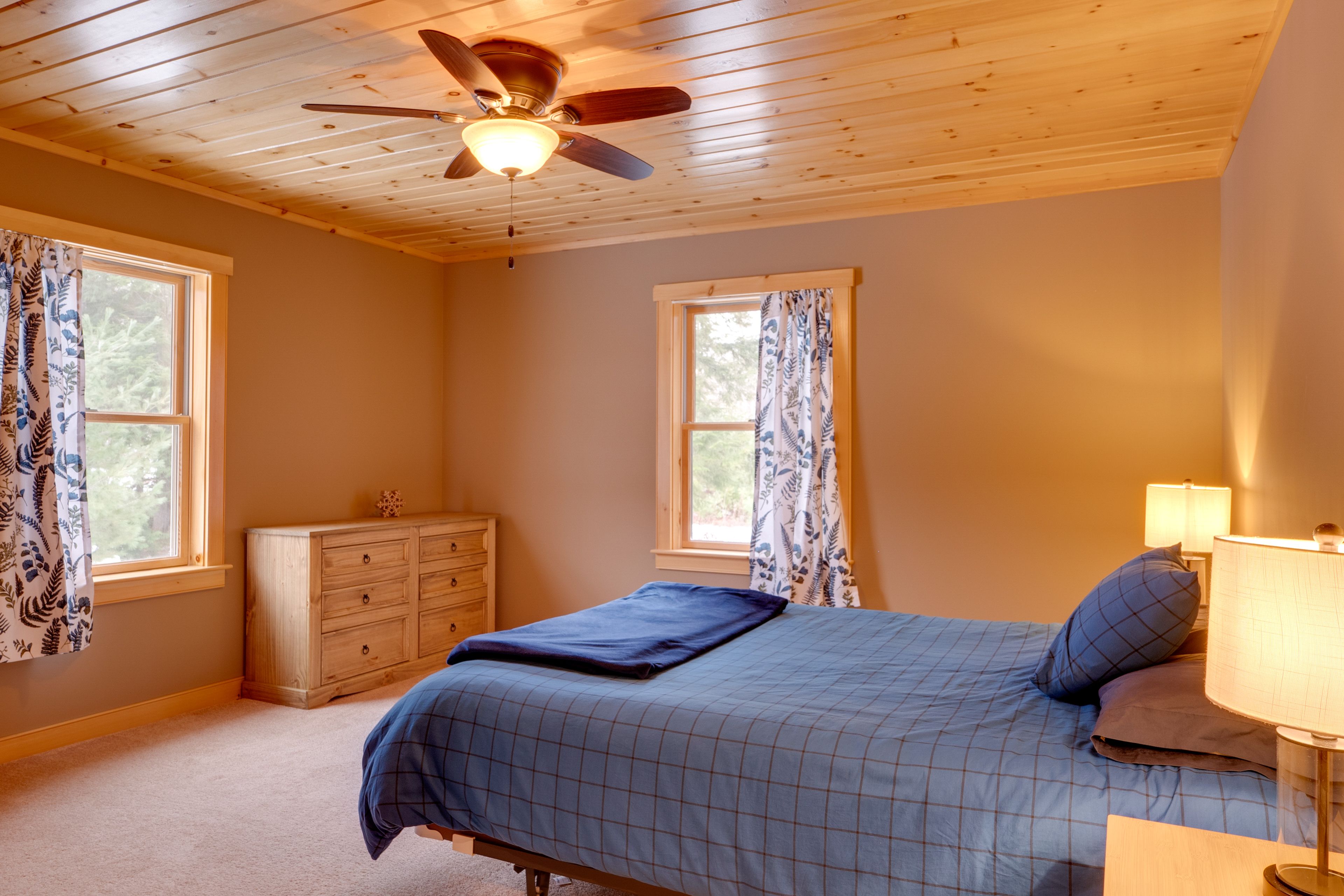 Bedroom 1 | Queen Bed | 1st Floor