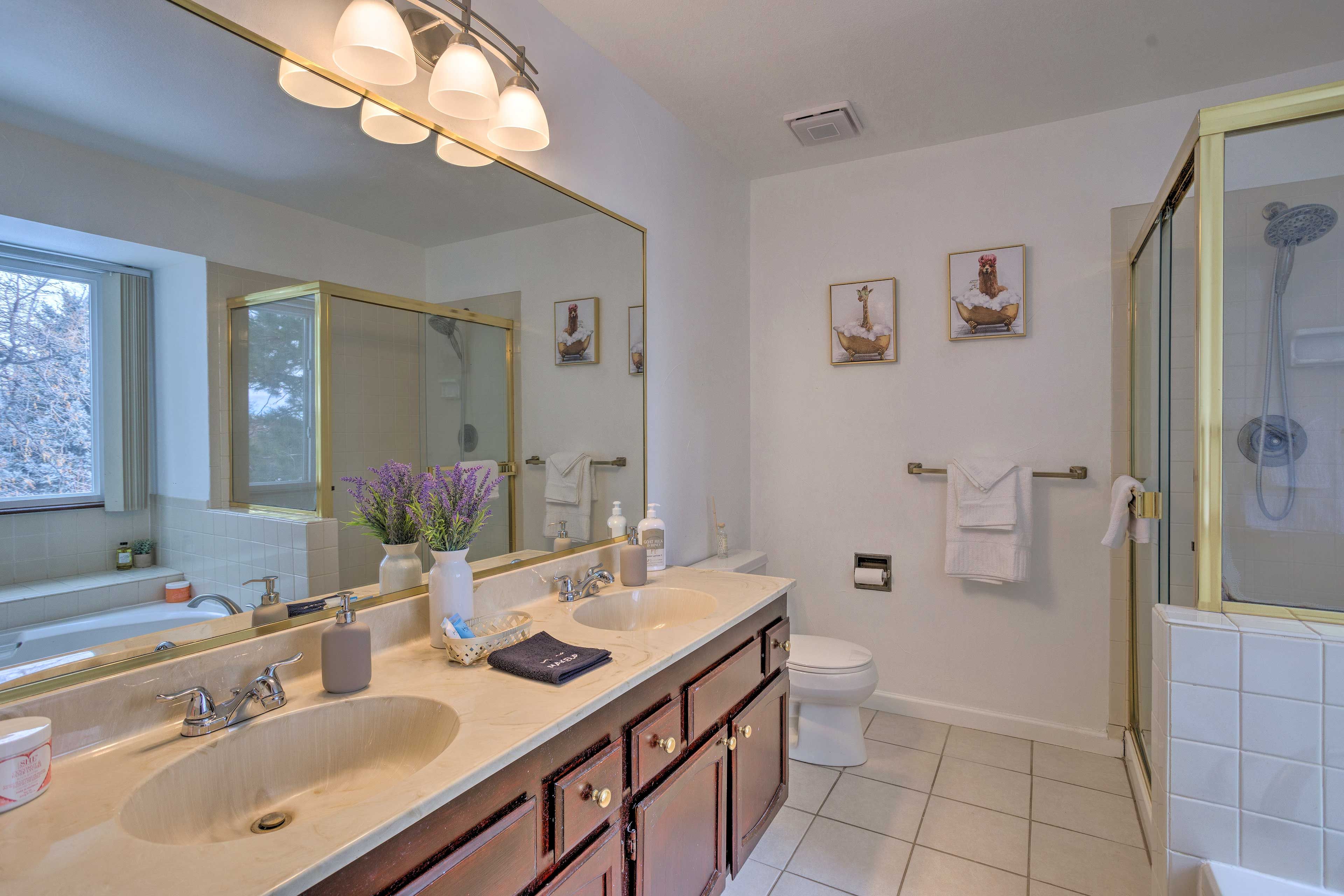 Full En-Suite Bathroom | Soaking Tub