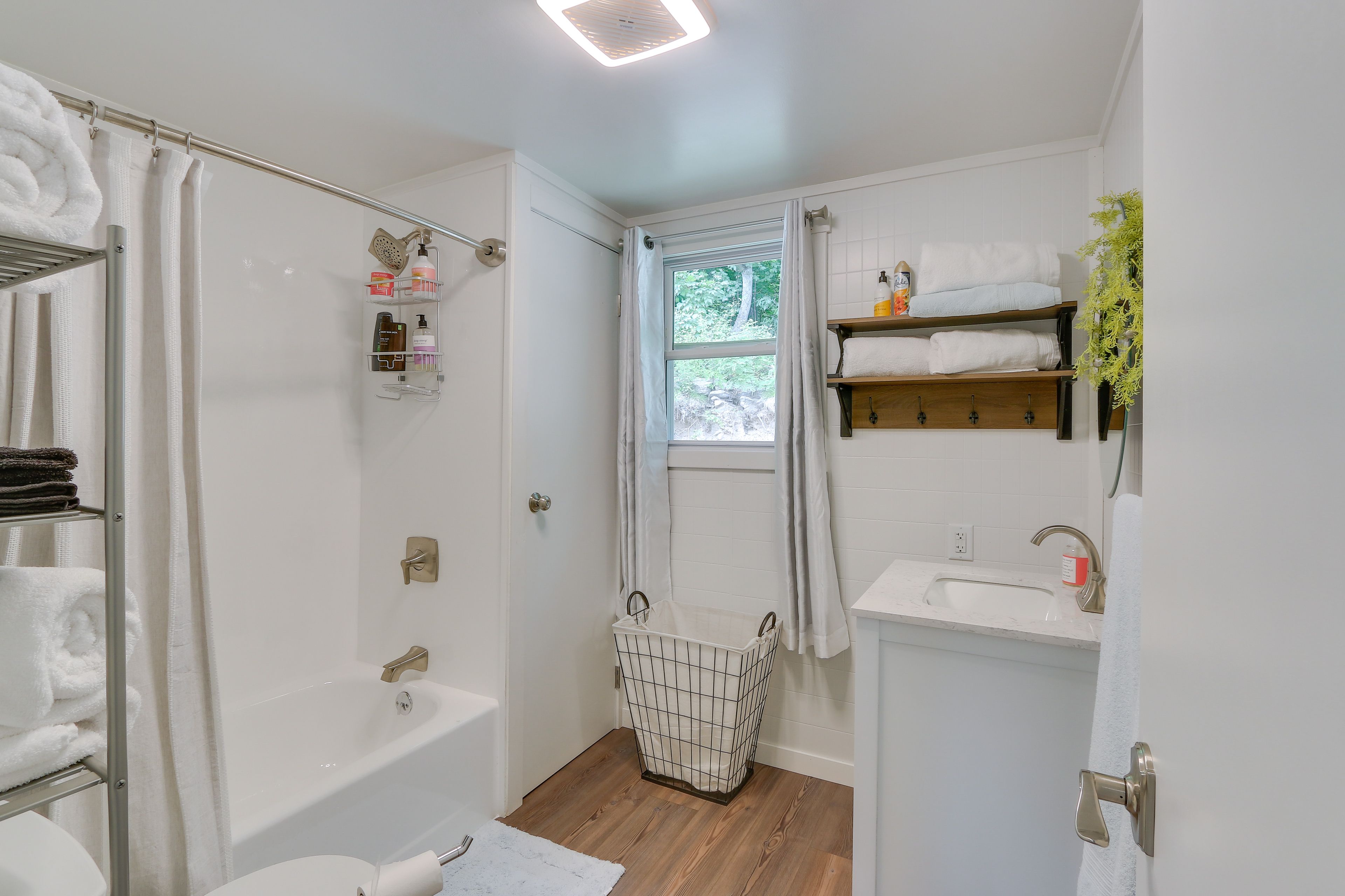 Full Bath | Towels Provided | Hair Dryer | Complimentary Toiletries