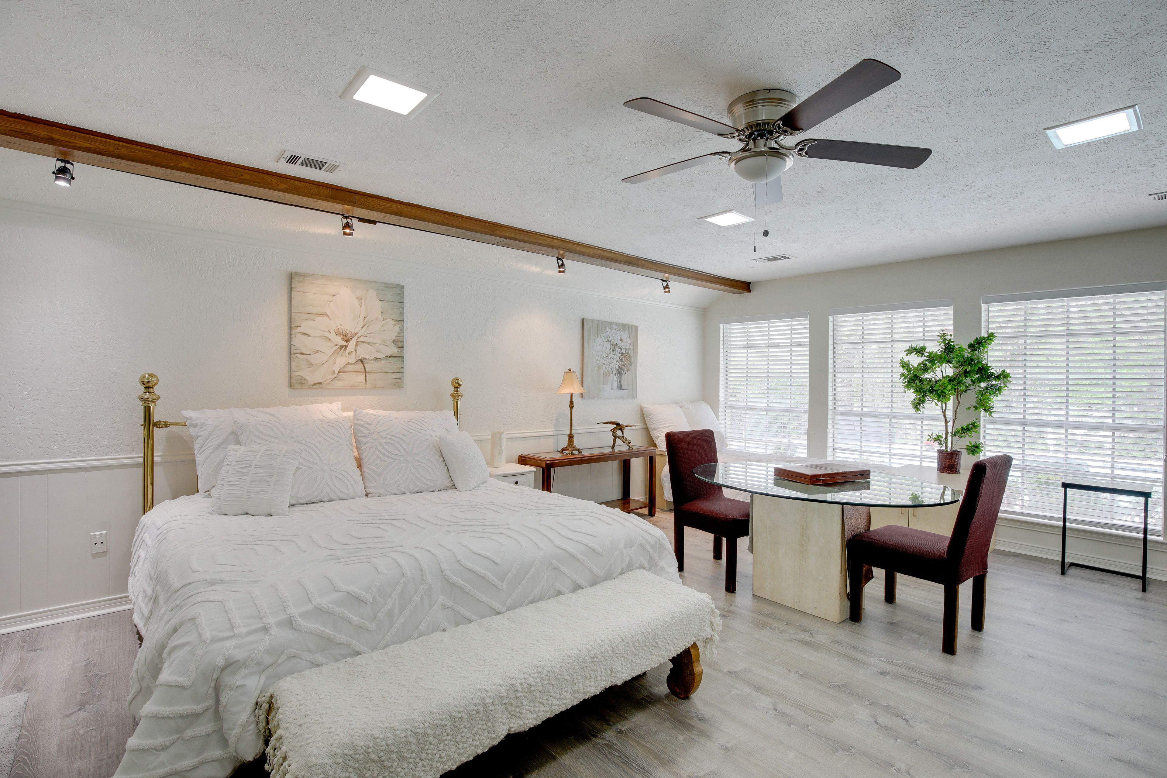 Studio | King Bed | Twin bed | Linens Provided