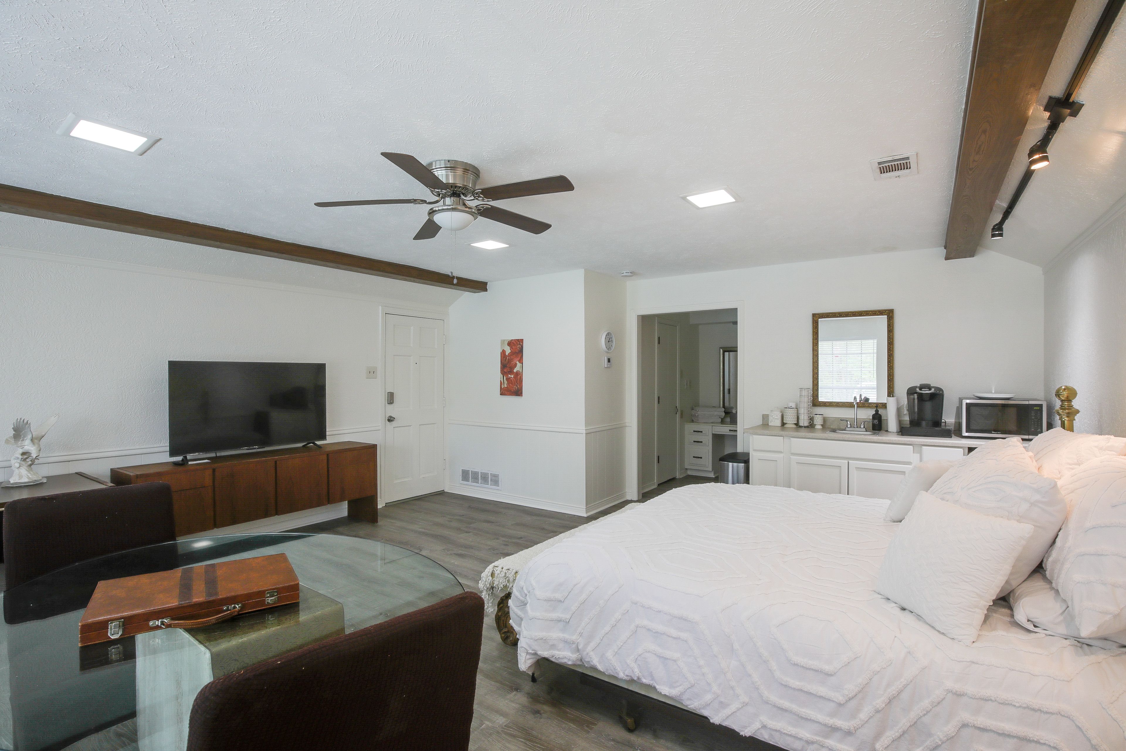 Dallas Vacation Rental | Studio | 1BA | 430 Sq Ft | 1 Step Required for Access