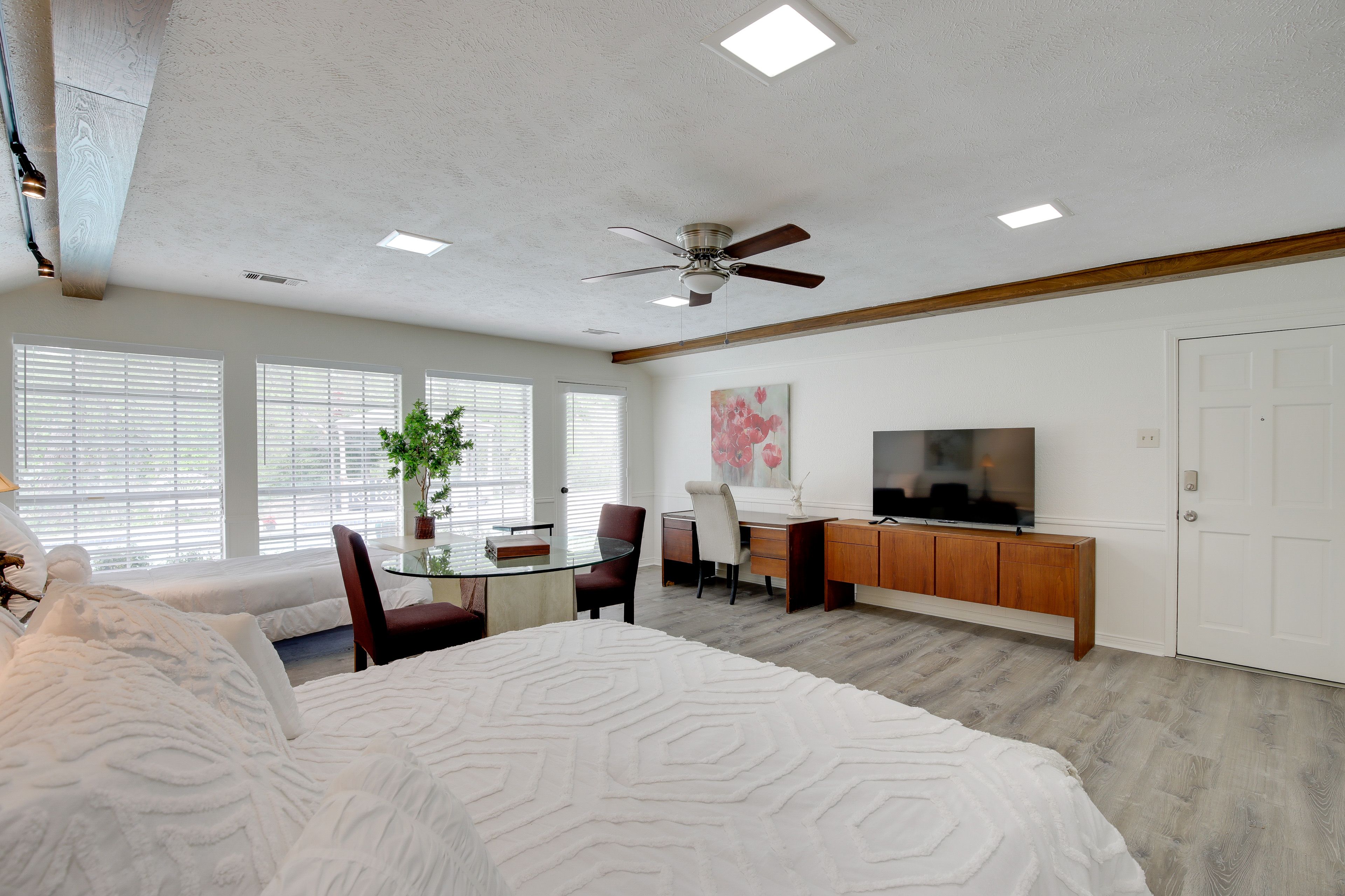 Interior | Free WiFi | Smart TV | Cable