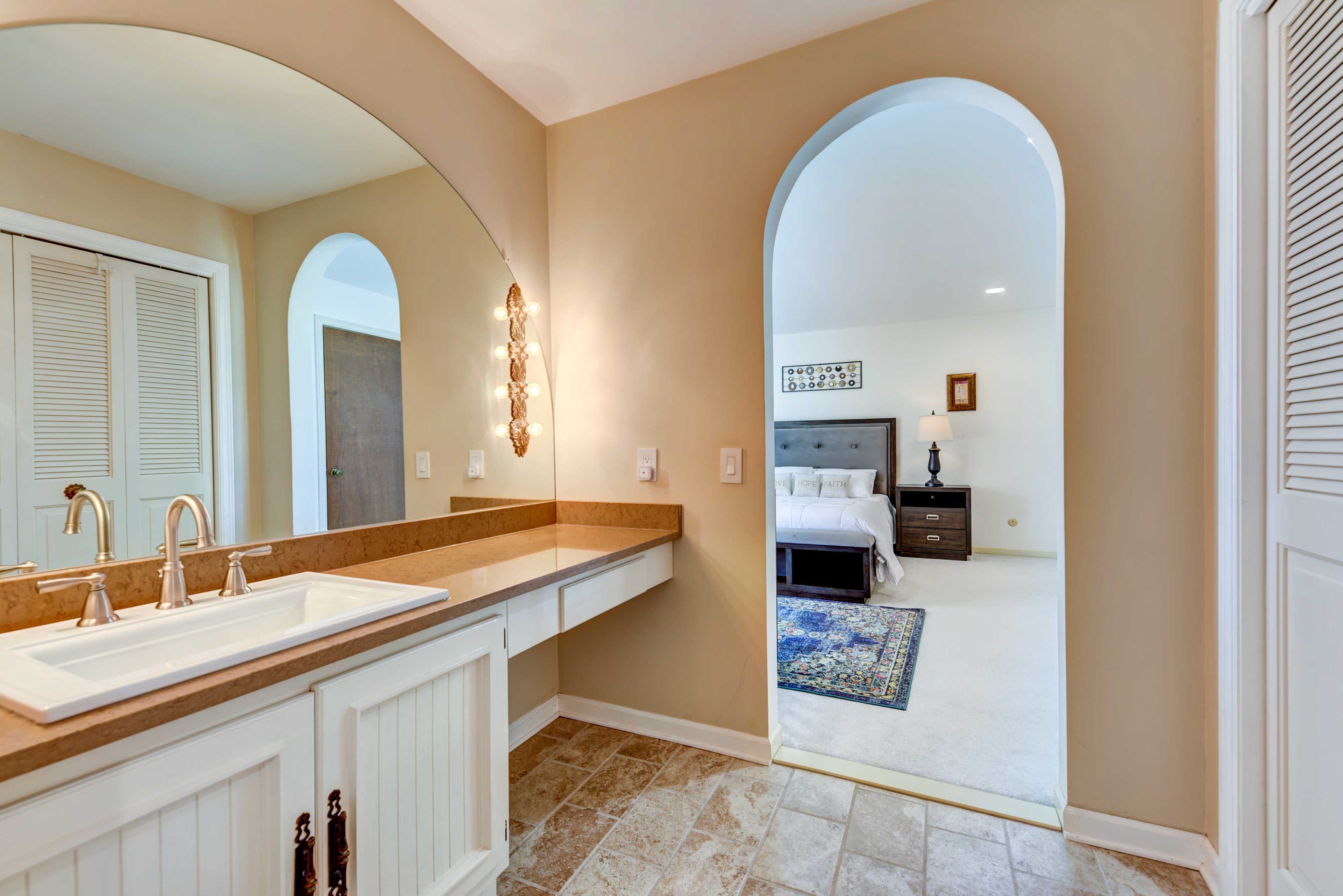 Full Bathroom | Towels Provided | Complimentary Toiletries