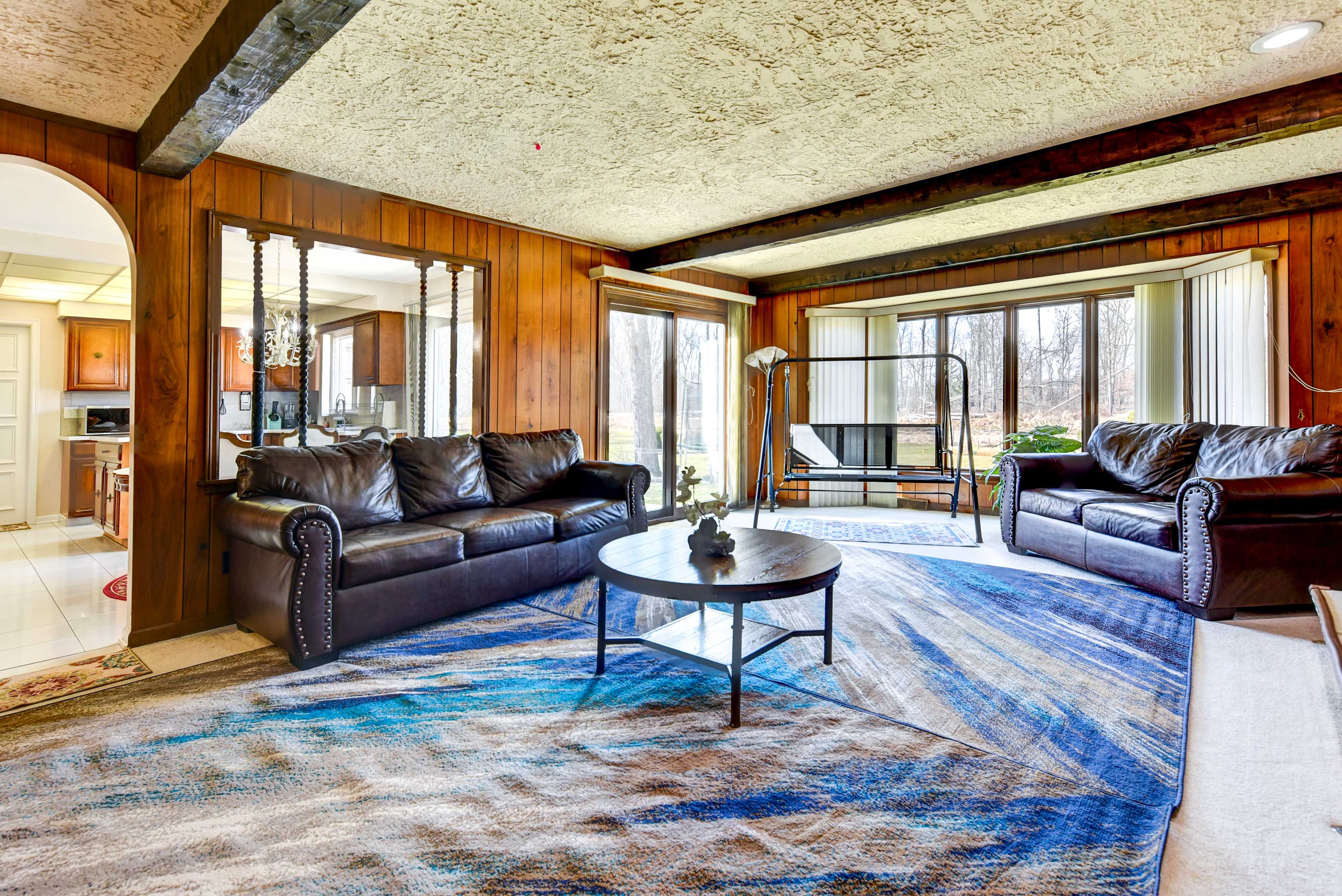 Family Room | Smart TV | Wood-Burning Fireplace