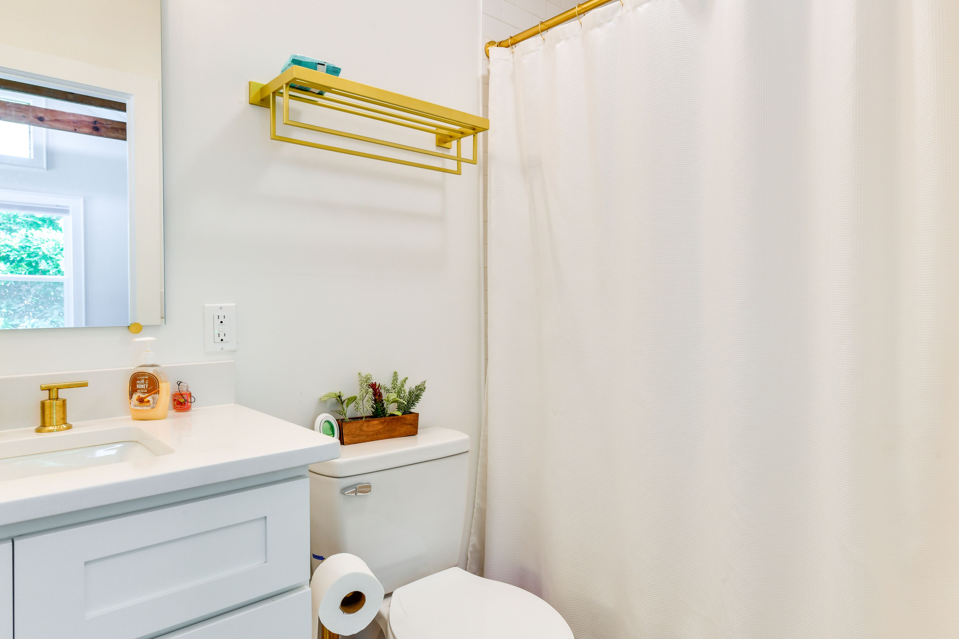 Bathroom | Complimentary Toiletries | Towels Provided