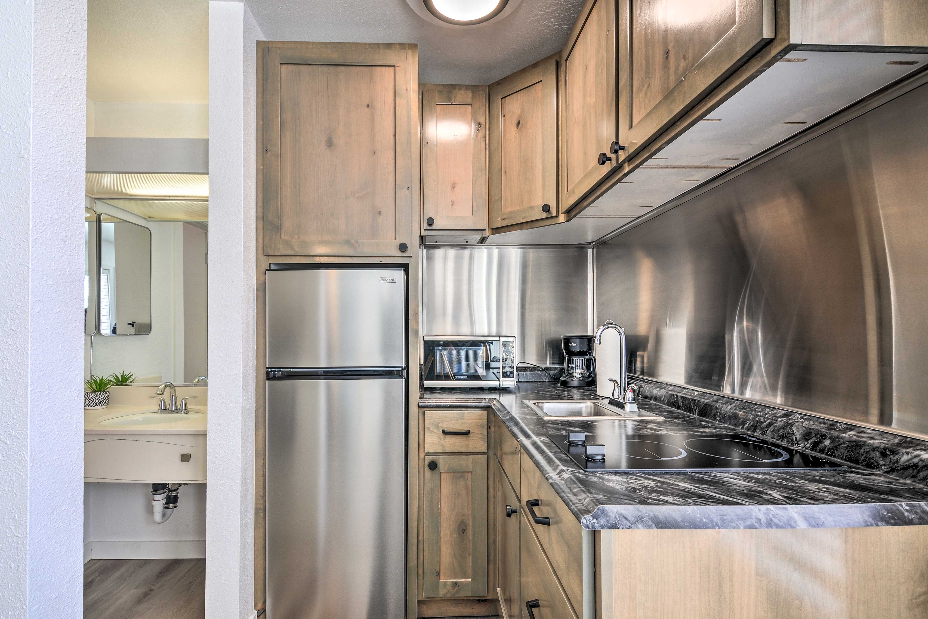Kitchenette | 2-Burner Stovetop | Drip Coffee Maker | Microwave | Toaster Oven