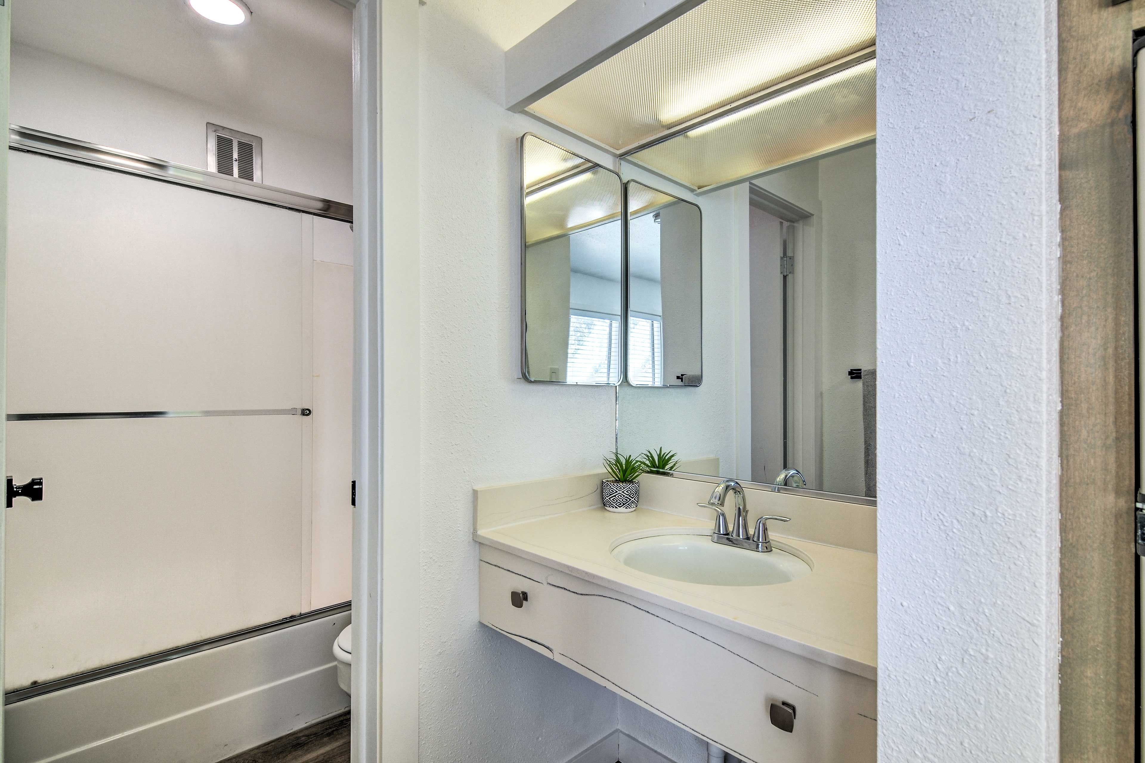 Full Bathroom | Complimentary Toiletries