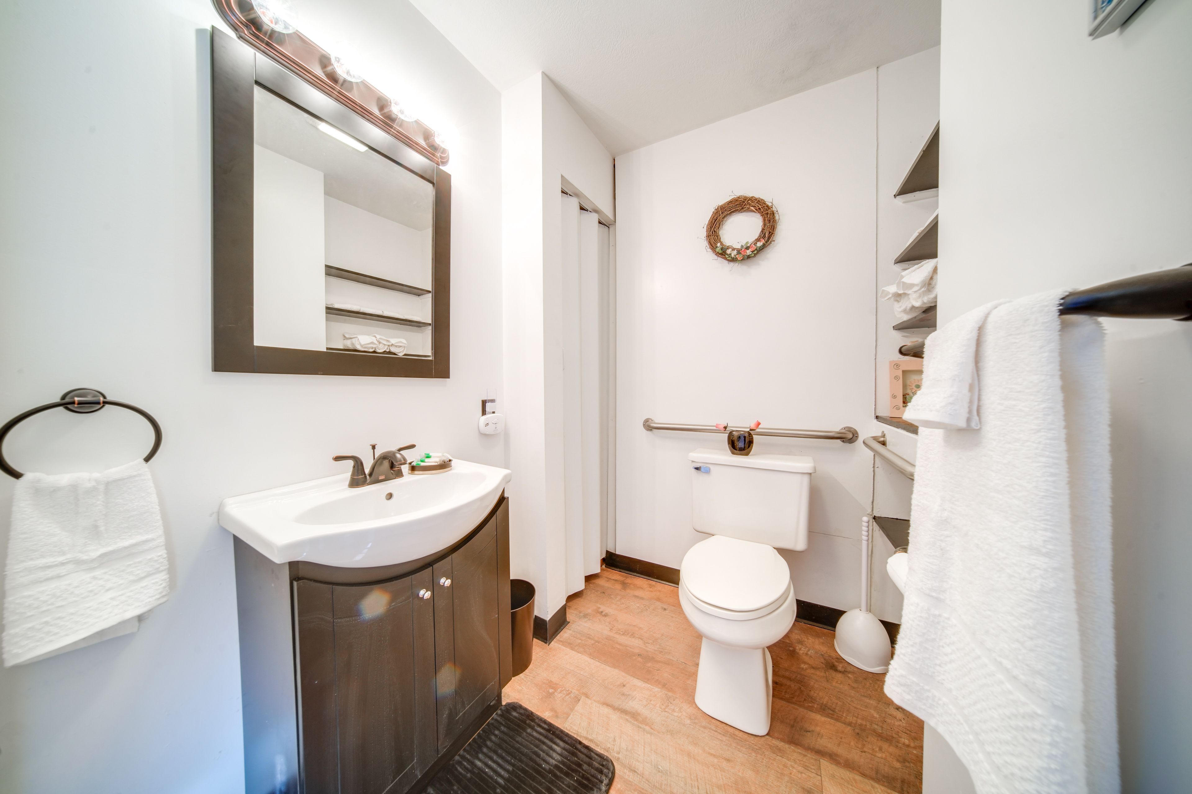 Full Bathroom | Towels Provided | Complimentary Toiletries