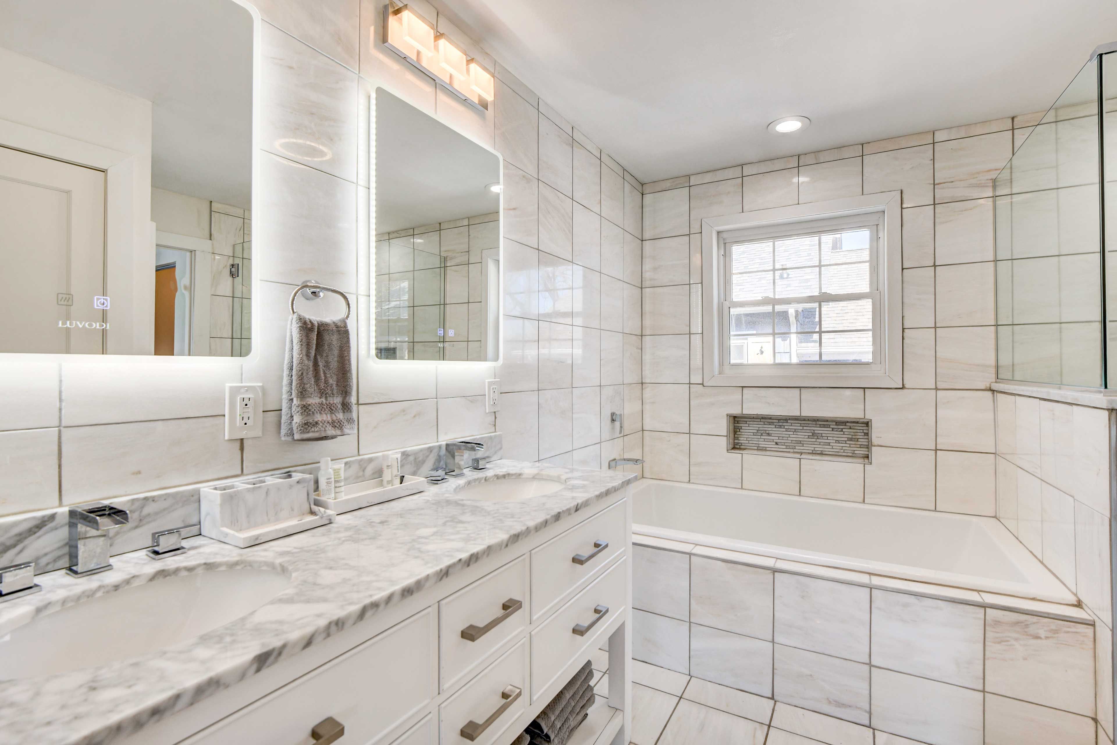 Full Bathroom | Towels Provided