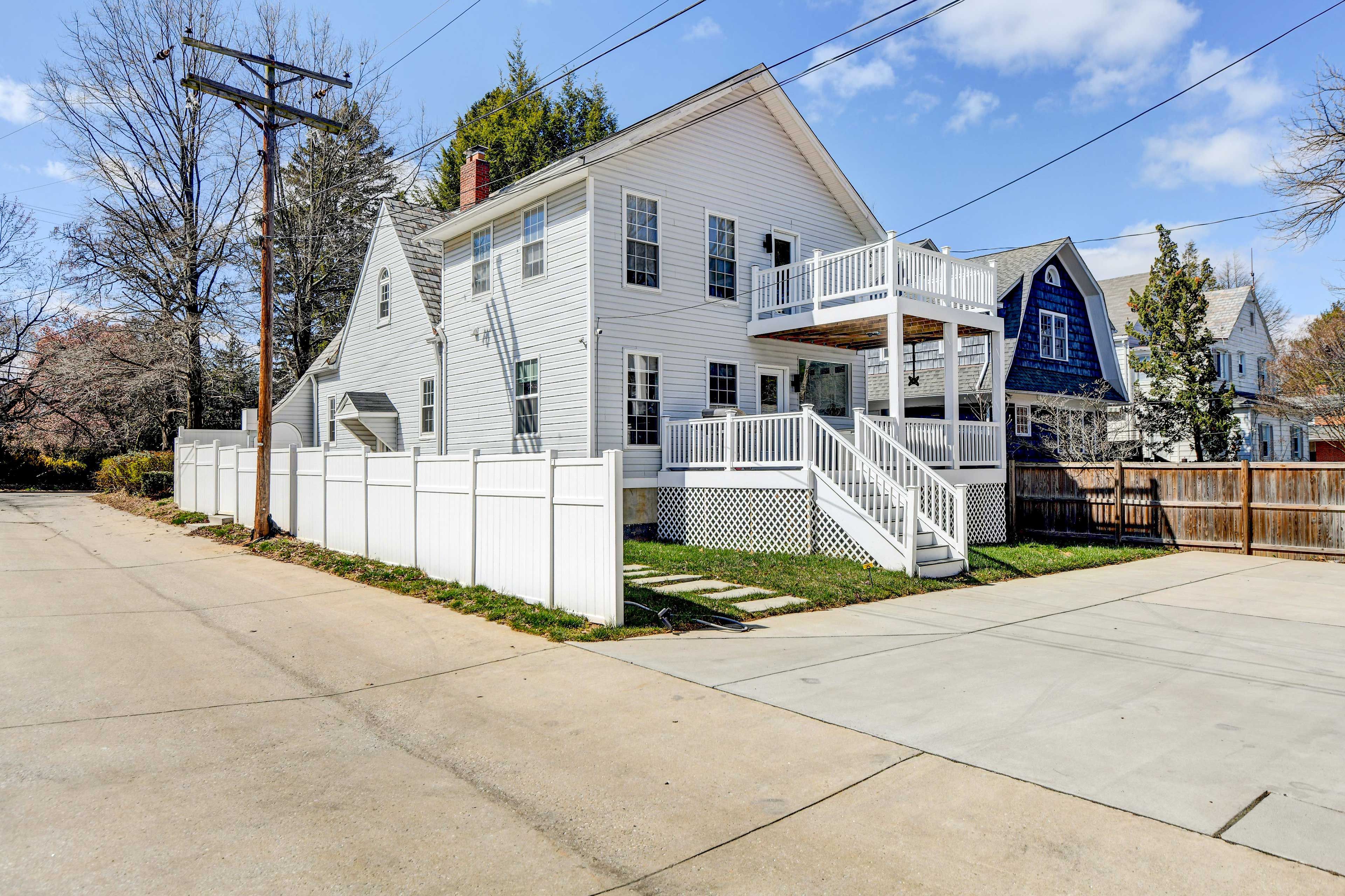 Parking | Driveway (6 Vehicles) | Free Street Parking | RV/Trailer Parking