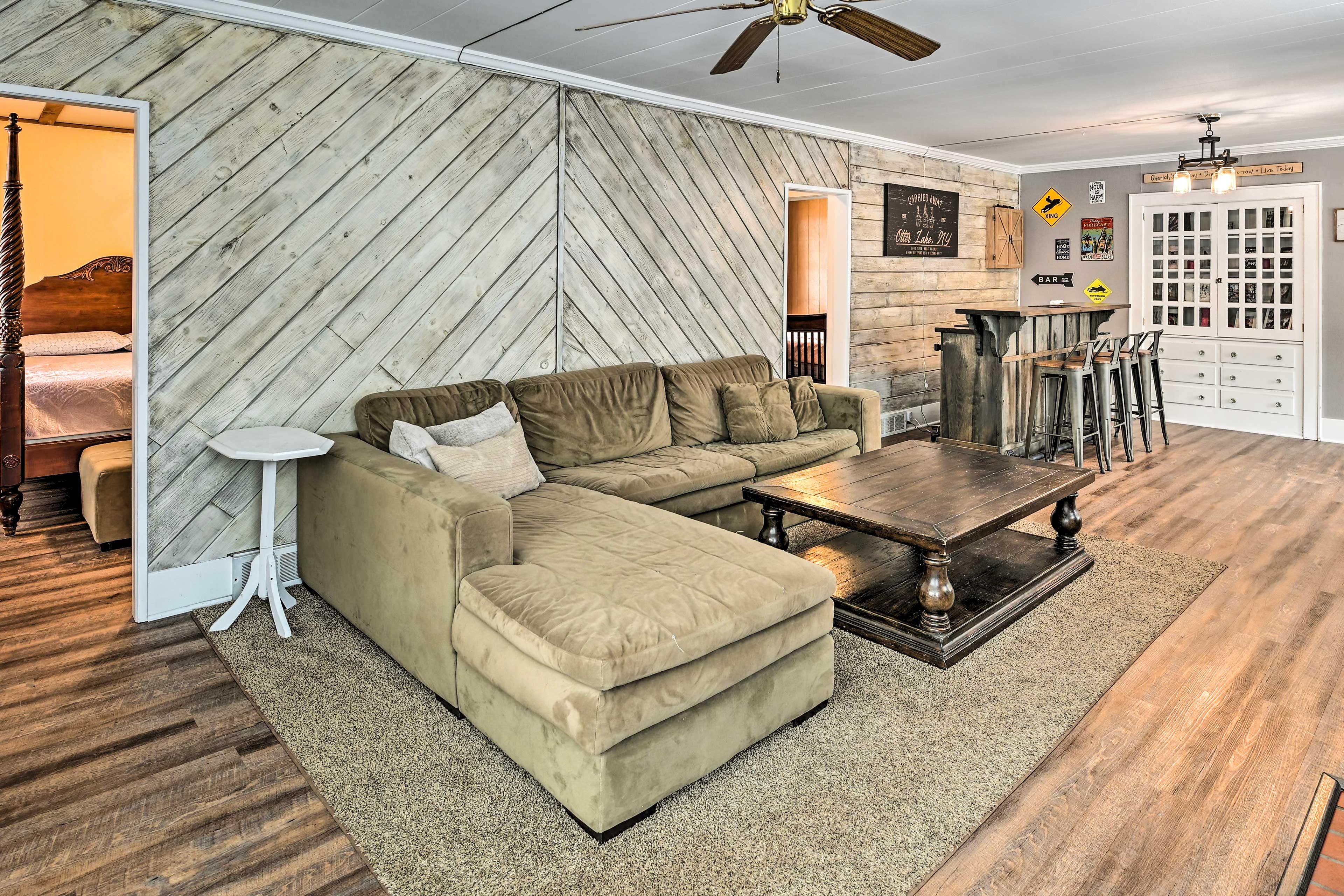 Living Room | Free WiFi | Smart TV | Wood-Burning Stove | Central A/C