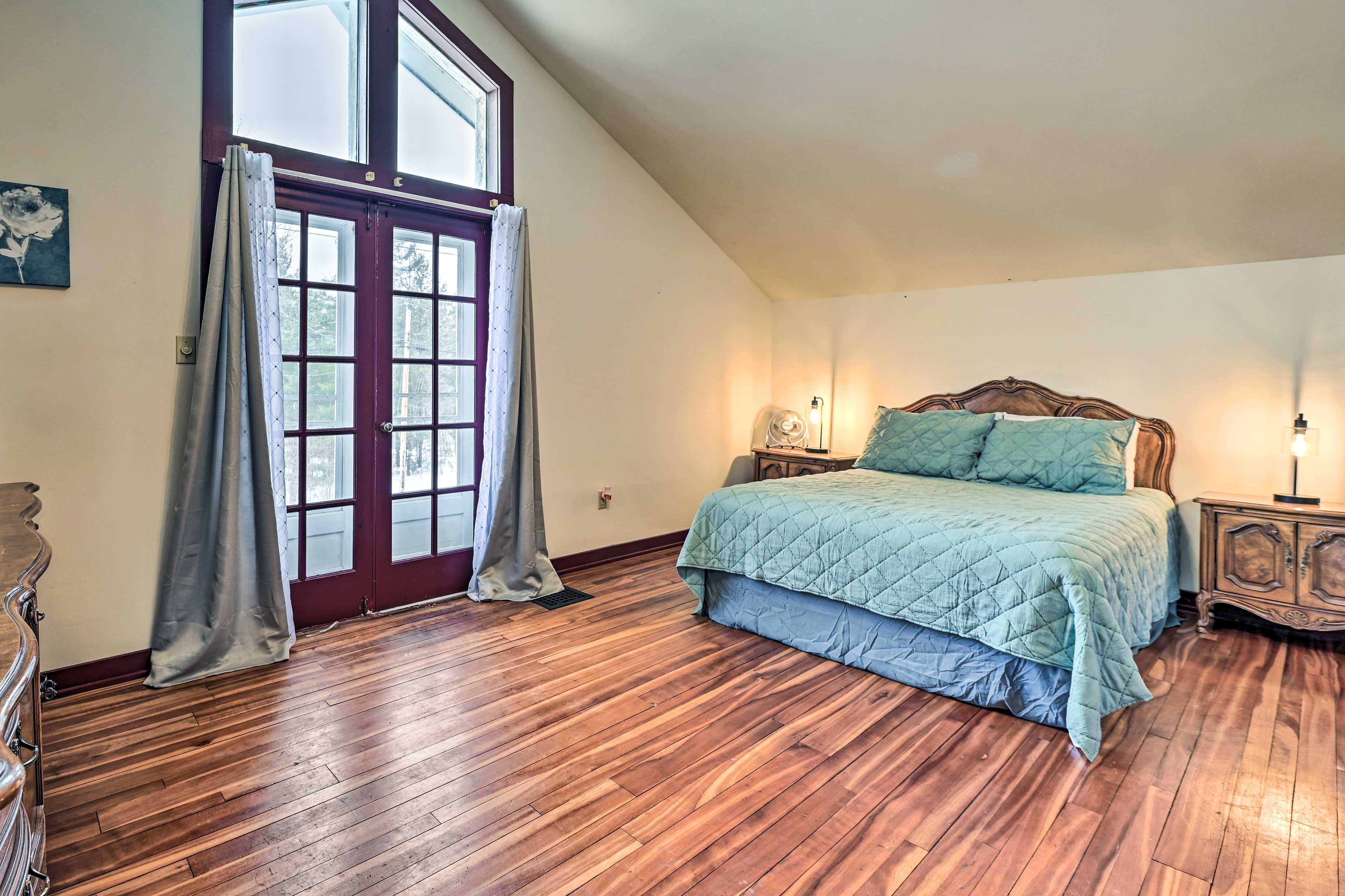 Bedroom 1 | Queen Bed | Access to Bedroom 2 | Smart TV