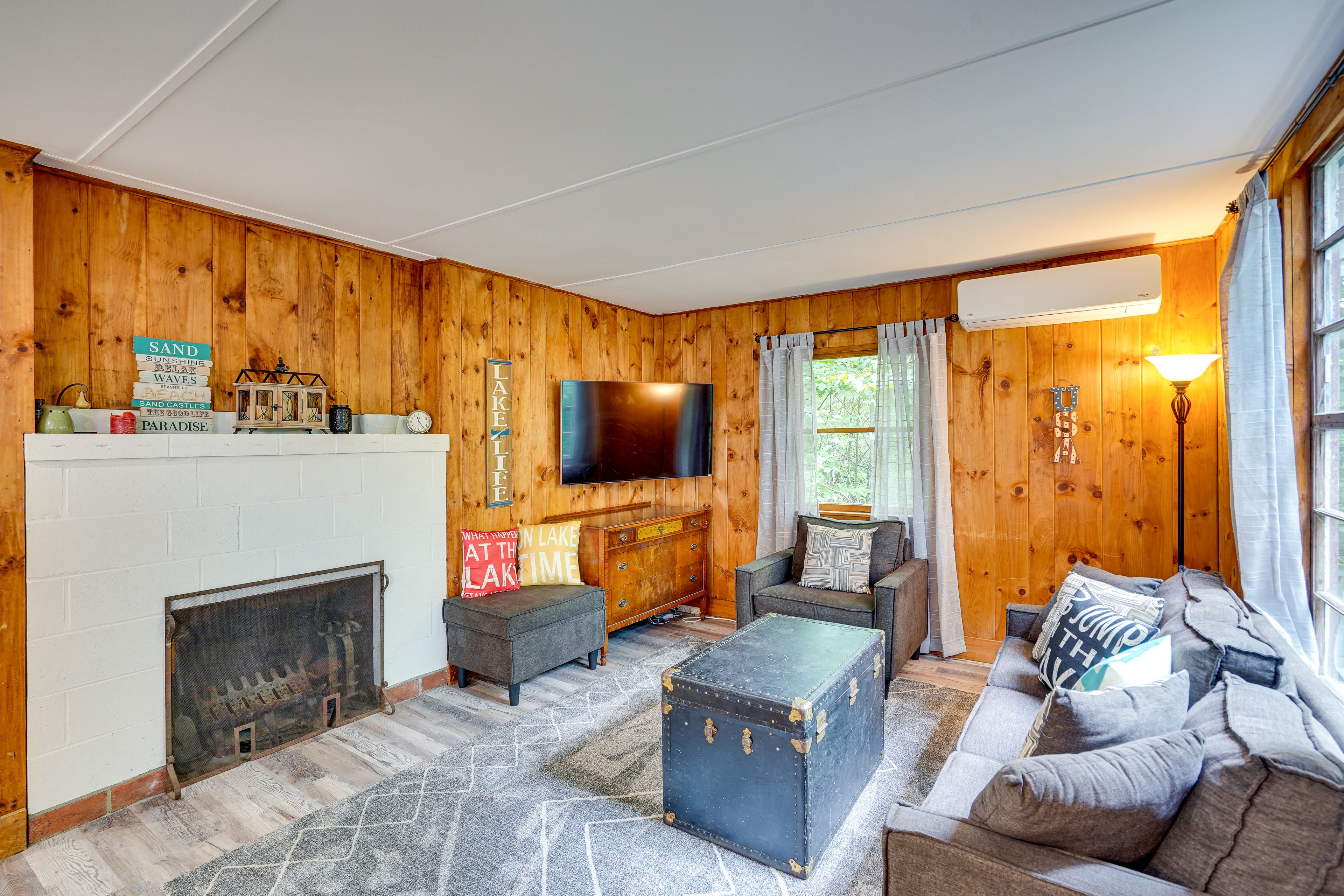 Living Room | Free WiFi | Smart TV | Split A/C Unit
