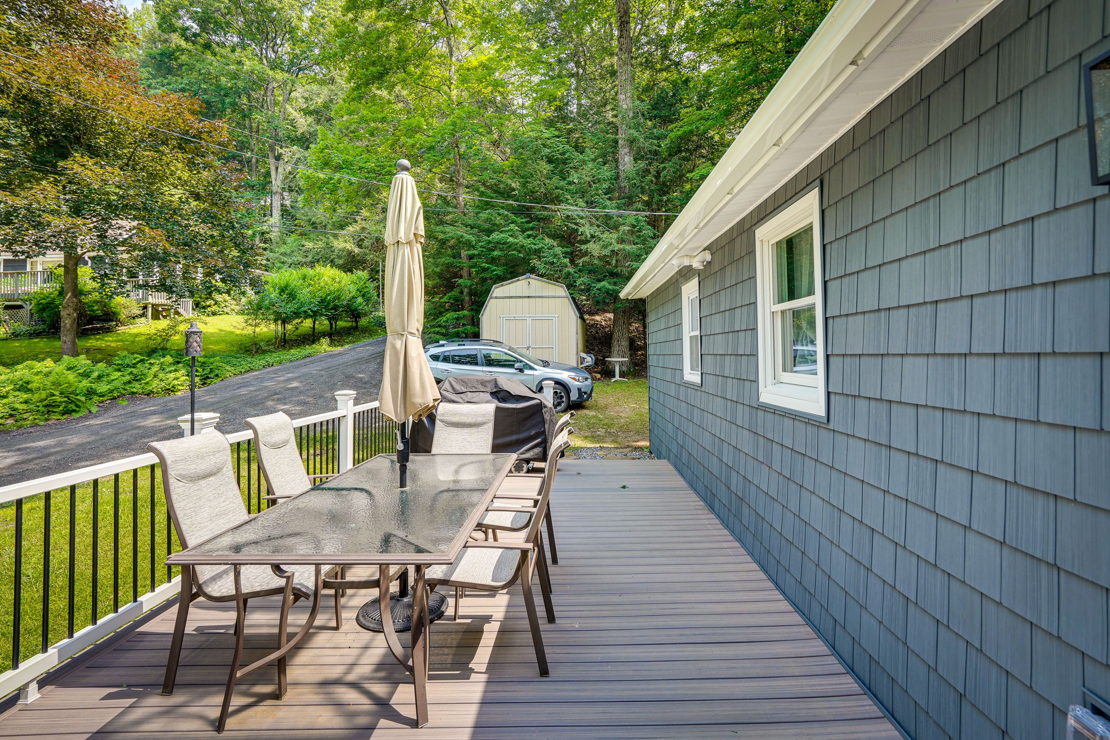 Outdoor Dining Area | Dishware/Flatware Provided