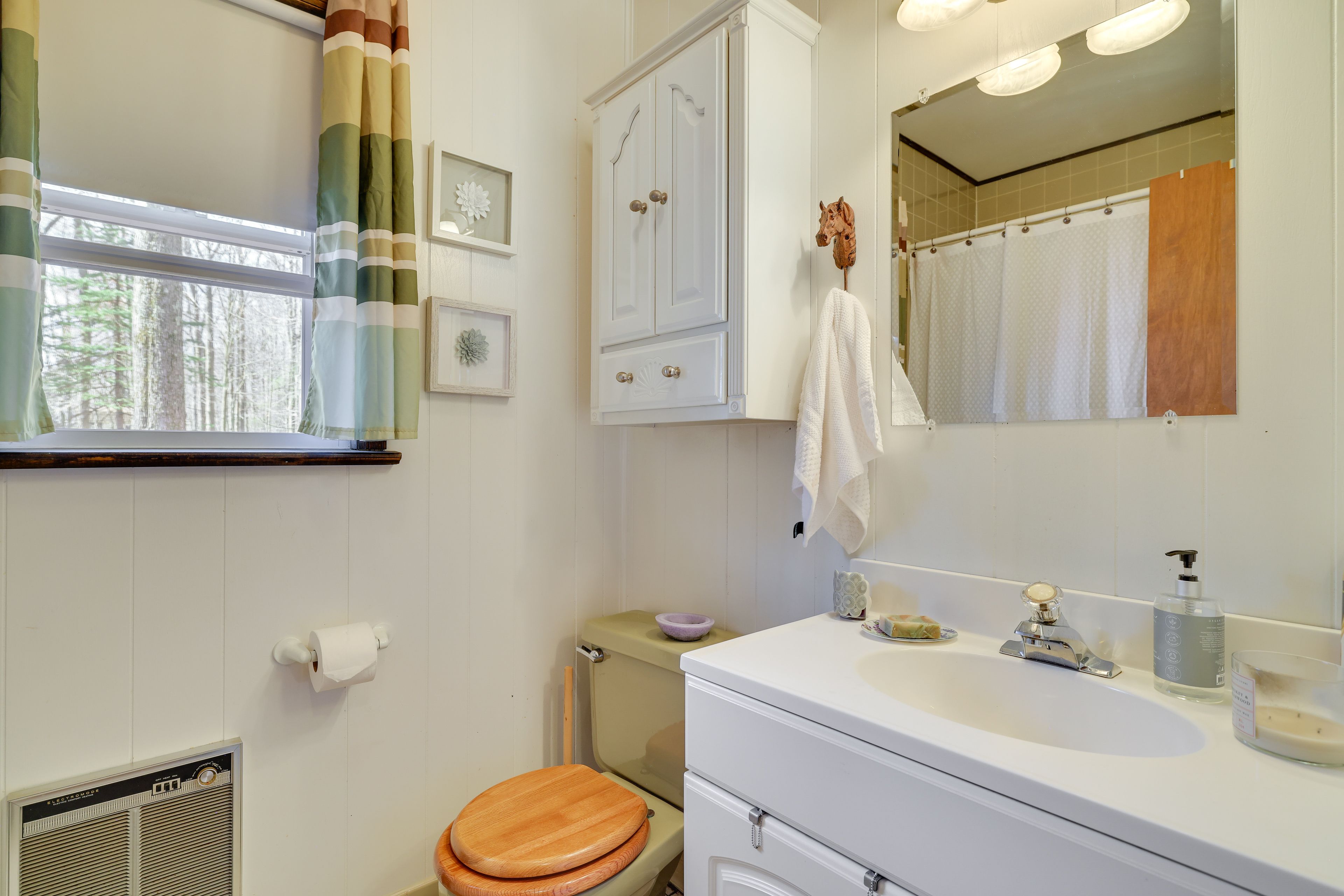 Full Bathroom | Complimentary Toiletries | Towels Provided