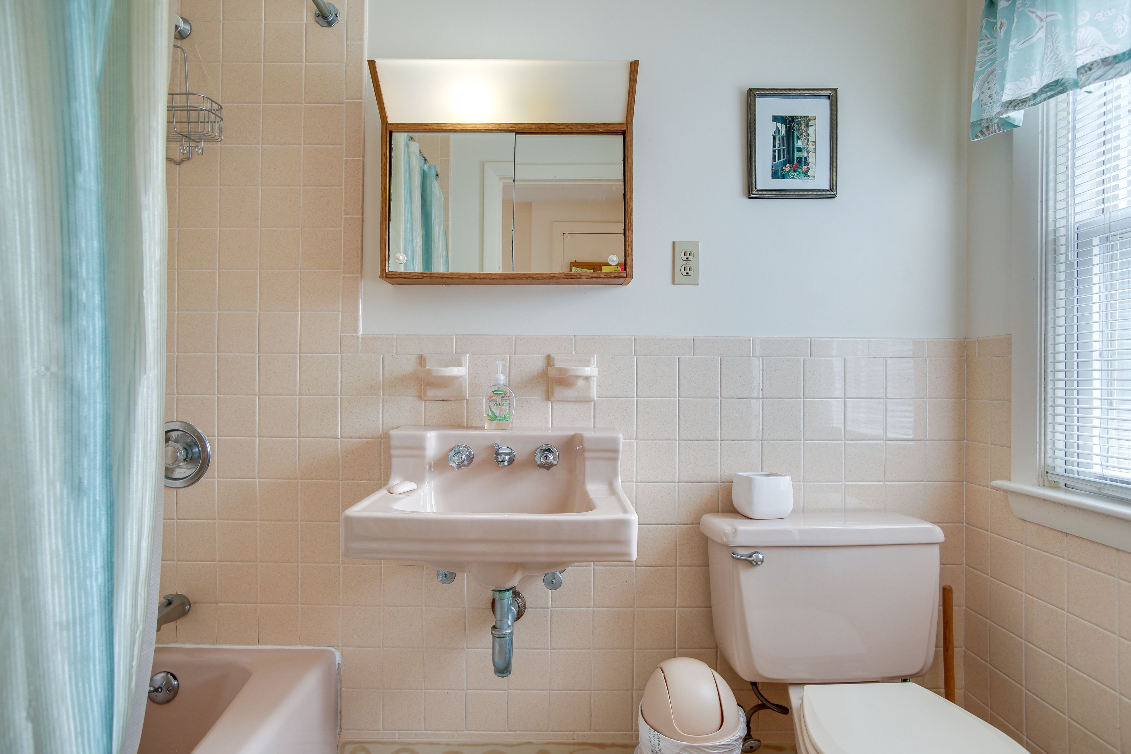 Full Bathroom | 1st Floor | Hair Dryer