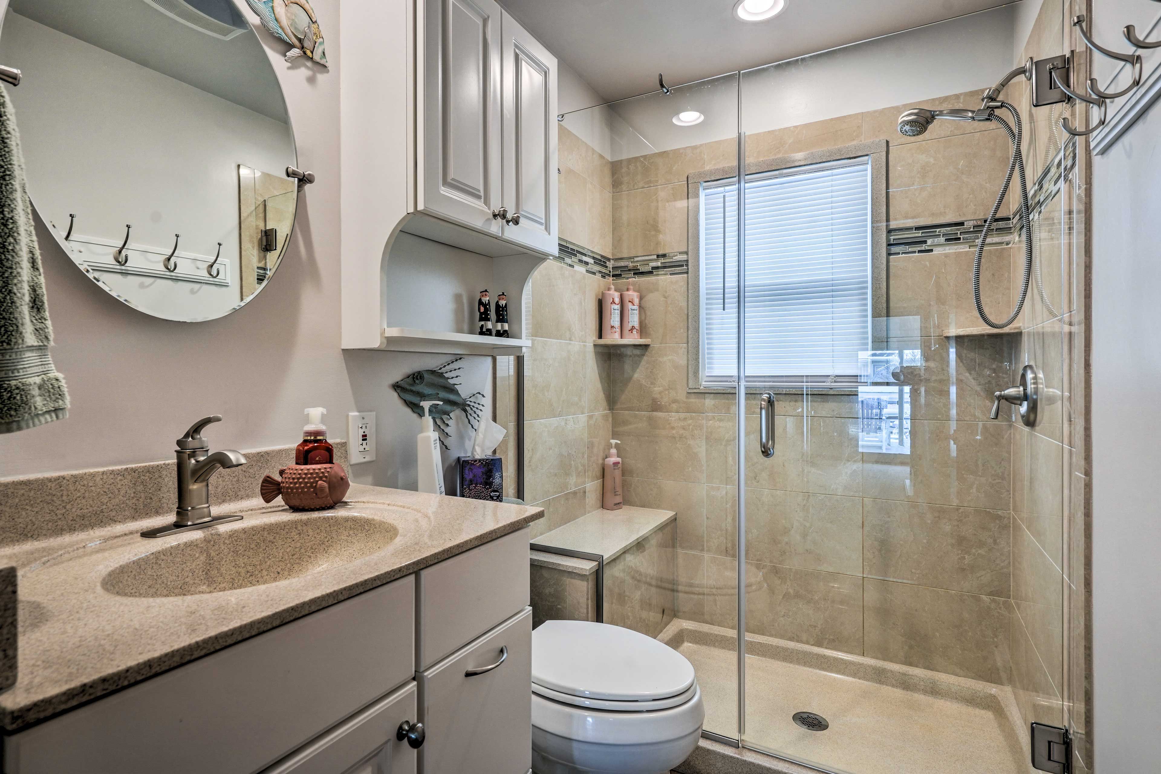 Full Bathroom | Complimentary Toiletries
