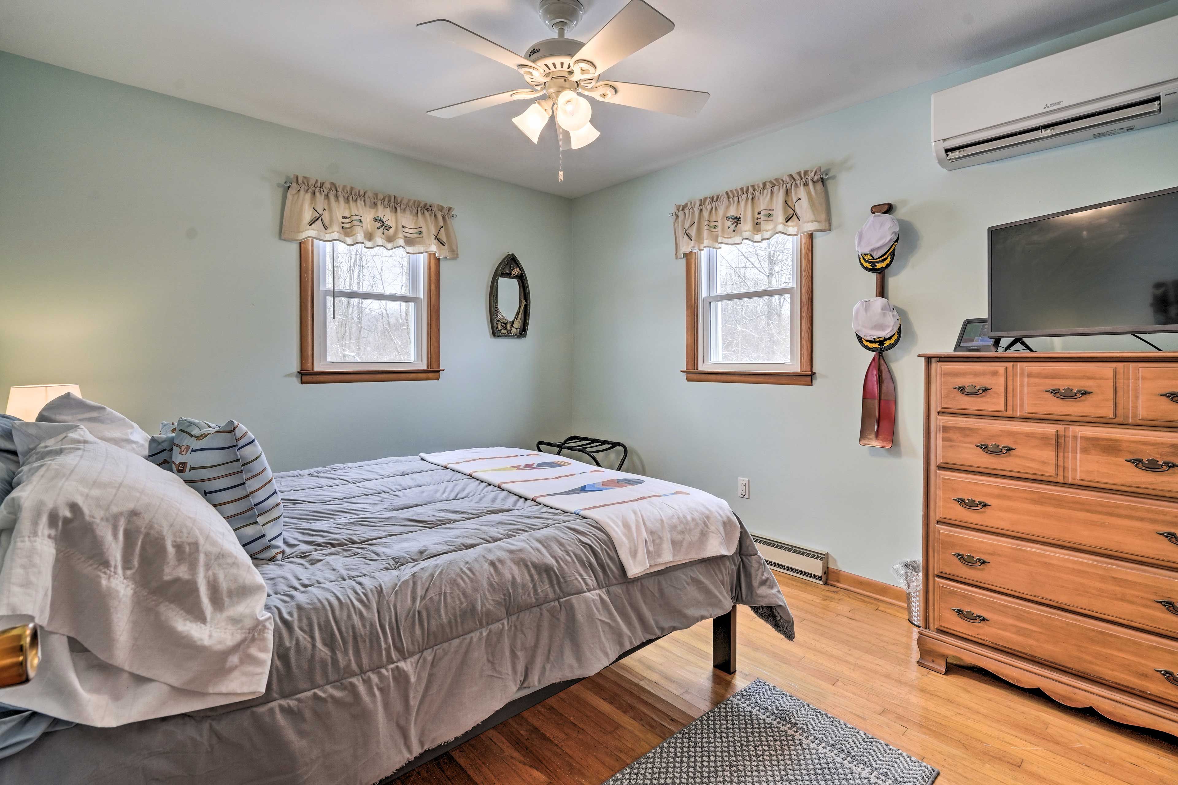 Bedroom 1 | Queen Bed | Smart TV w/ Cable