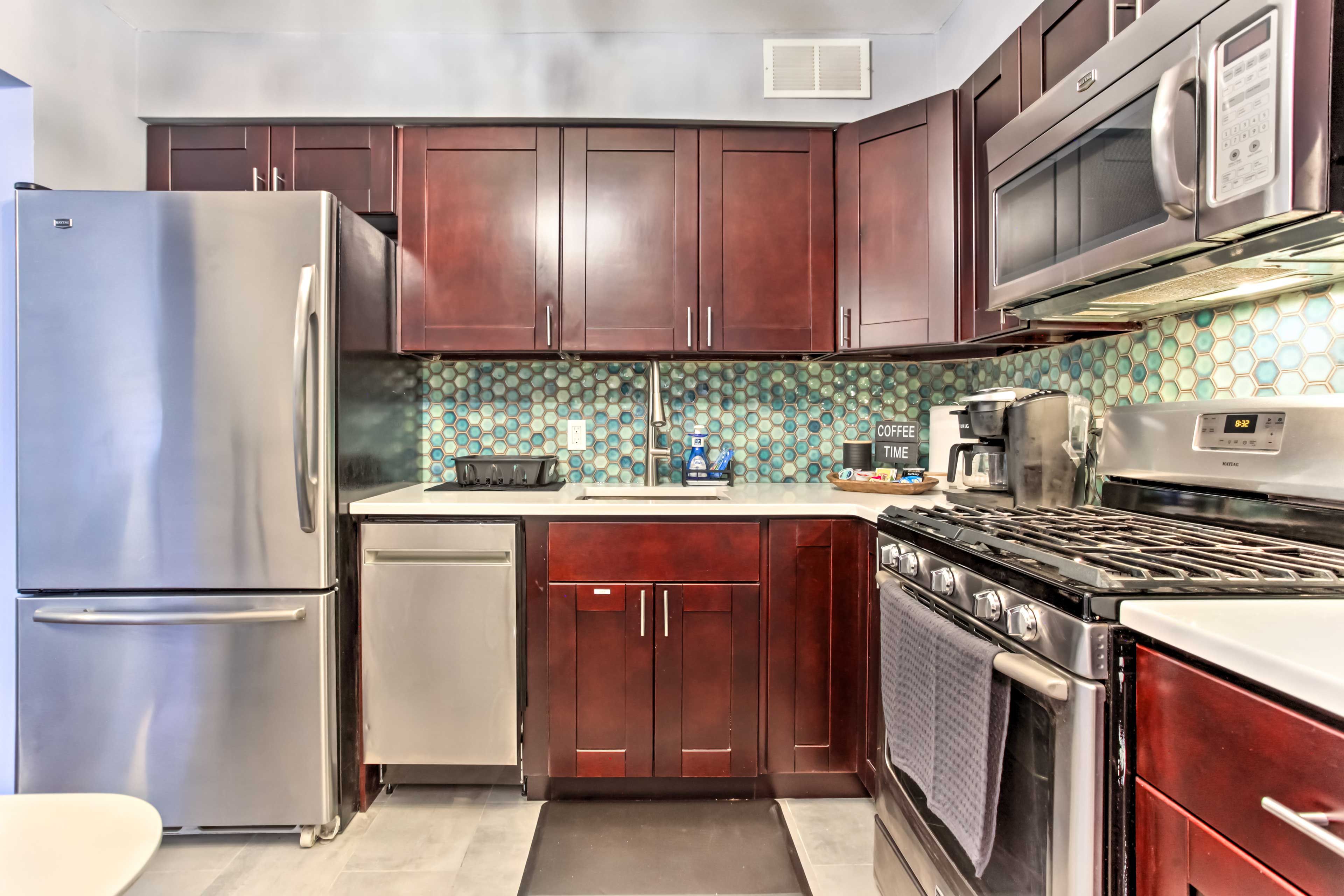 Kitchen | Paper Towels/Trash Bags Provided