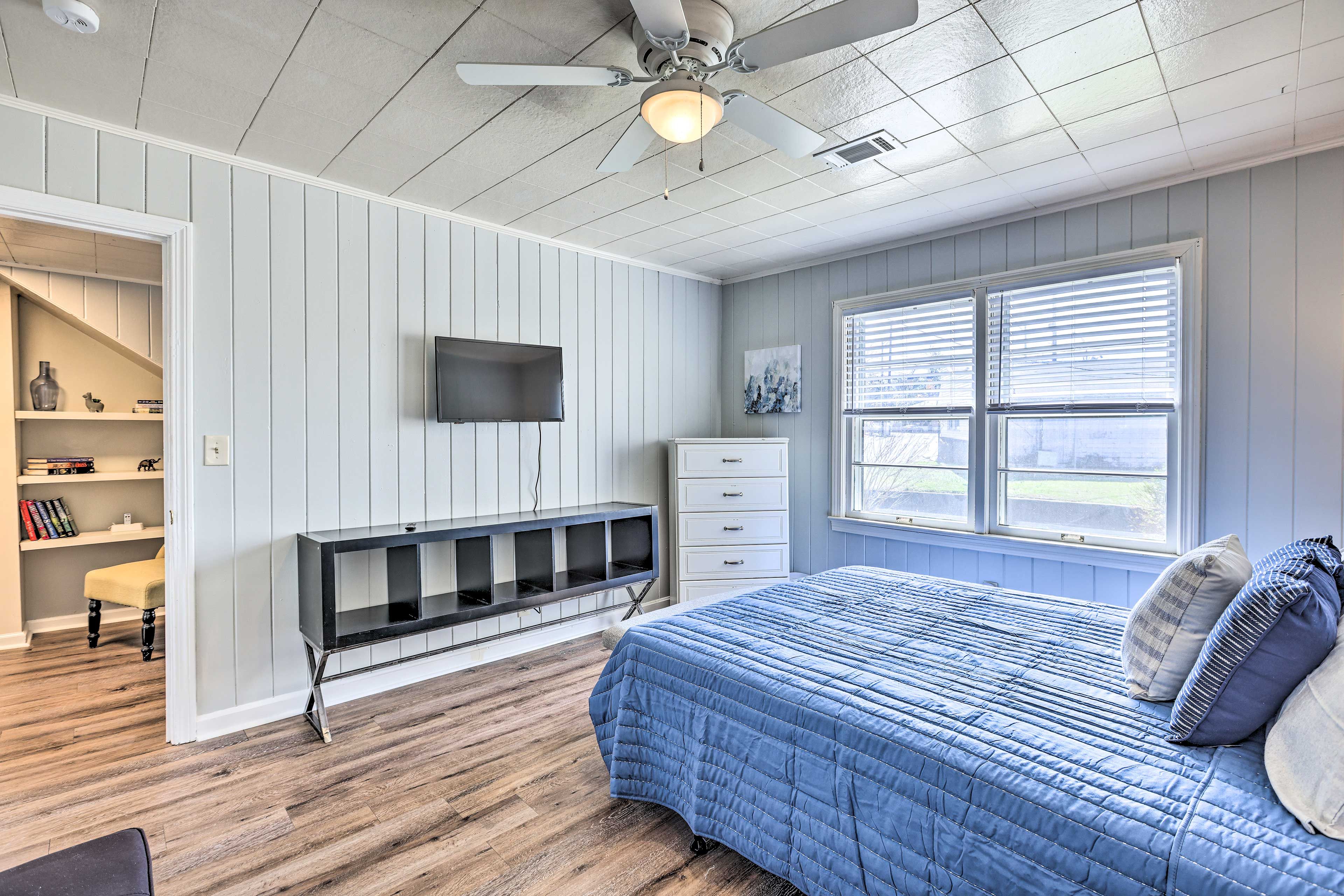 Bedroom 2 | Queen Bed | Futon | Smart TV