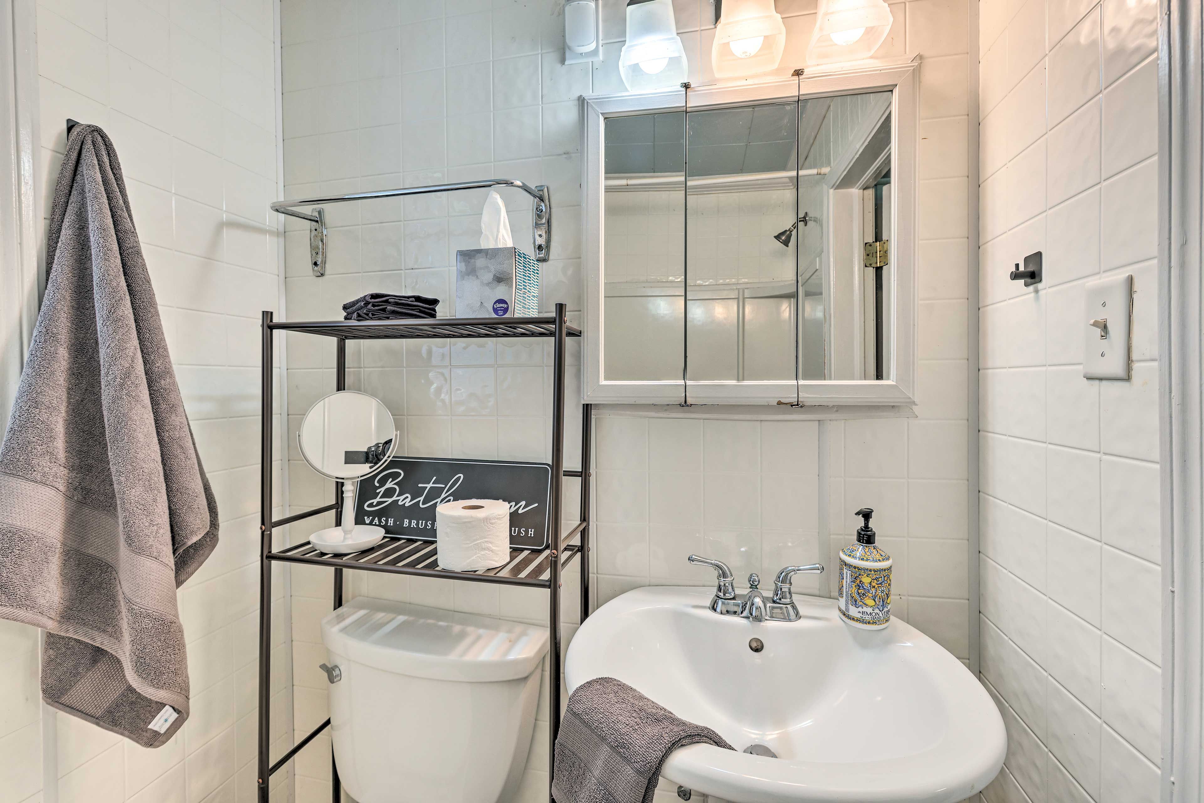 Full Bathroom | Complimentary Toiletries| Towels Provided