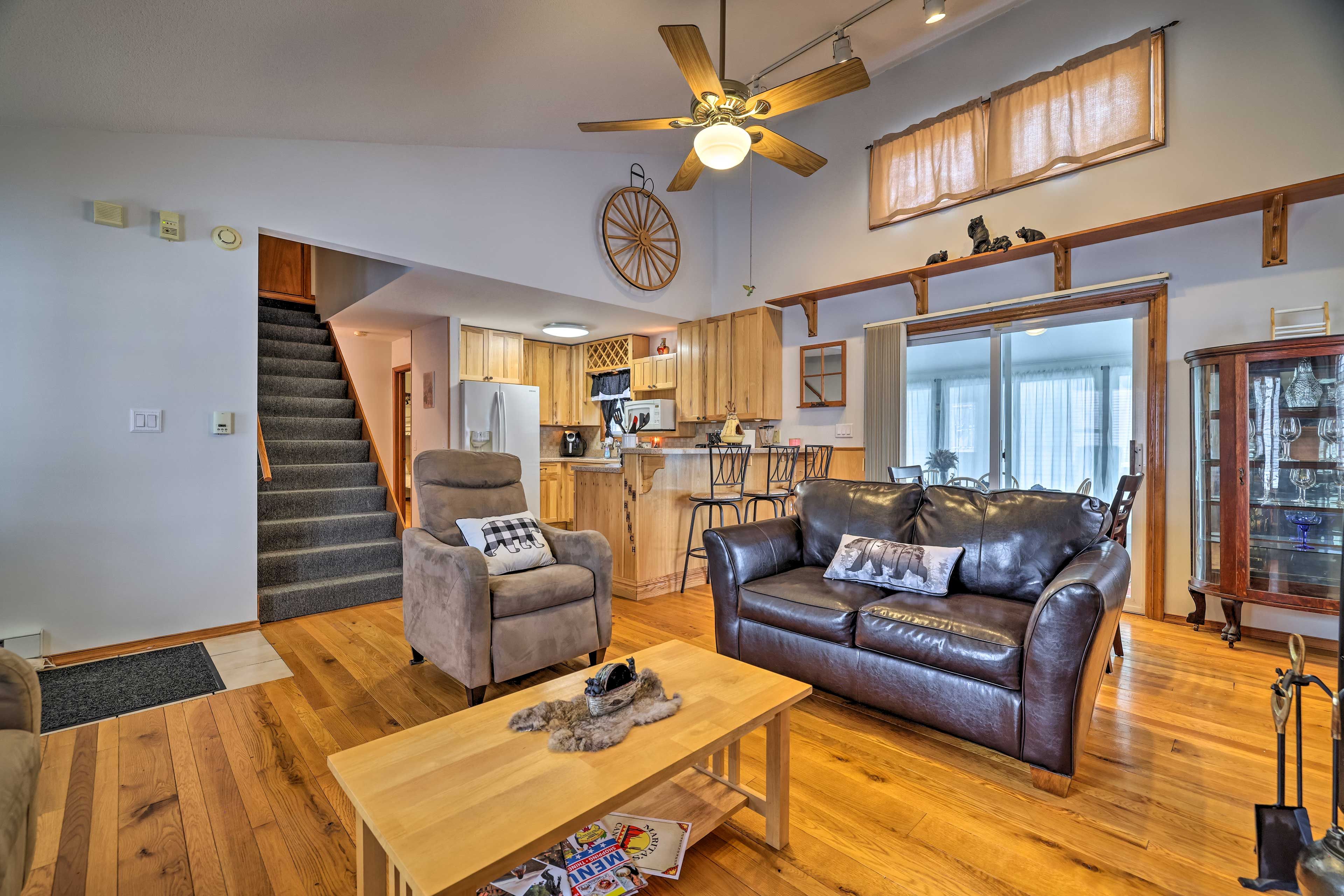 Living Room | 1st Level | Free WiFi | Central Heating | Smart TV | Fireplace