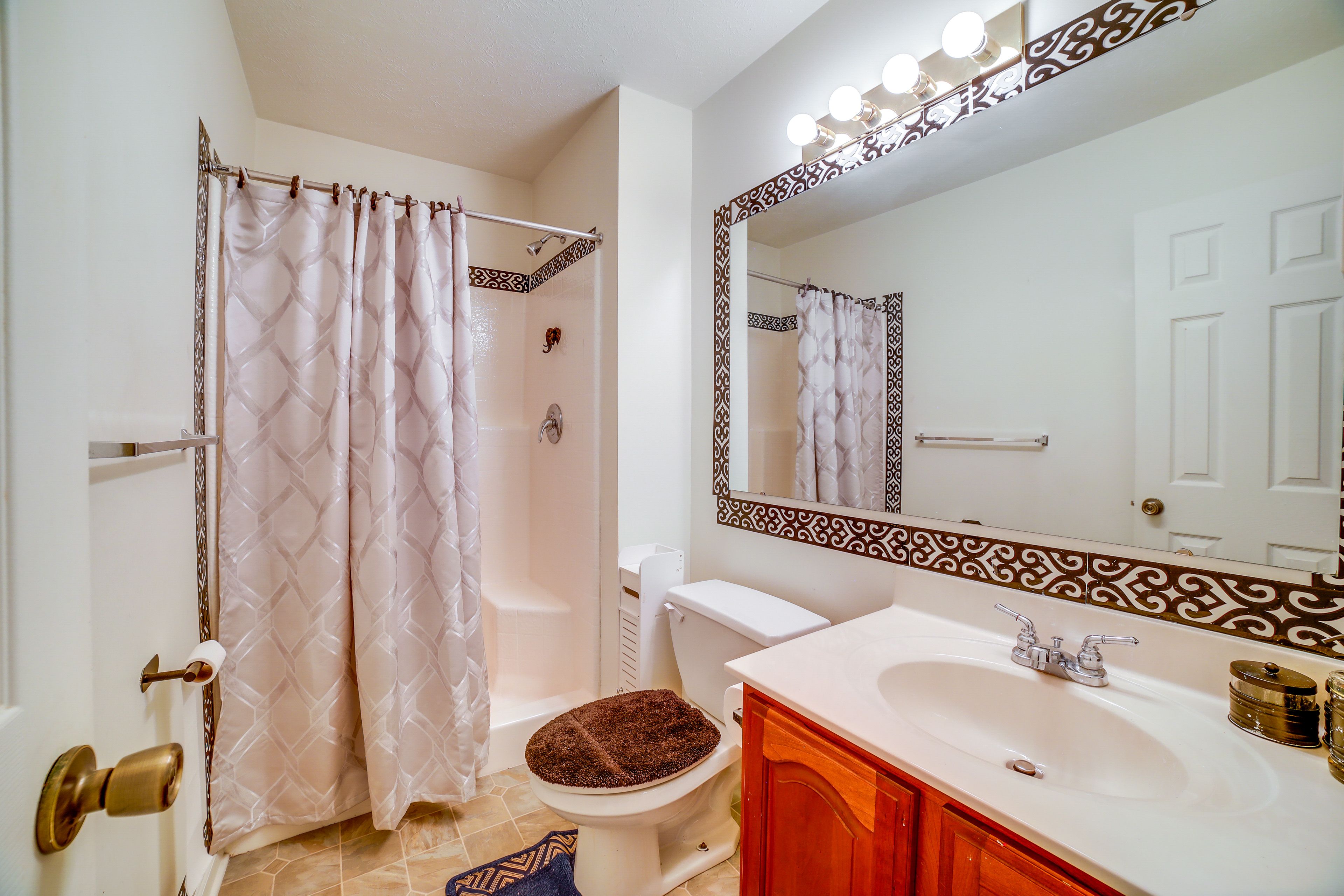 Full Bathroom | Complimentary Toiletries