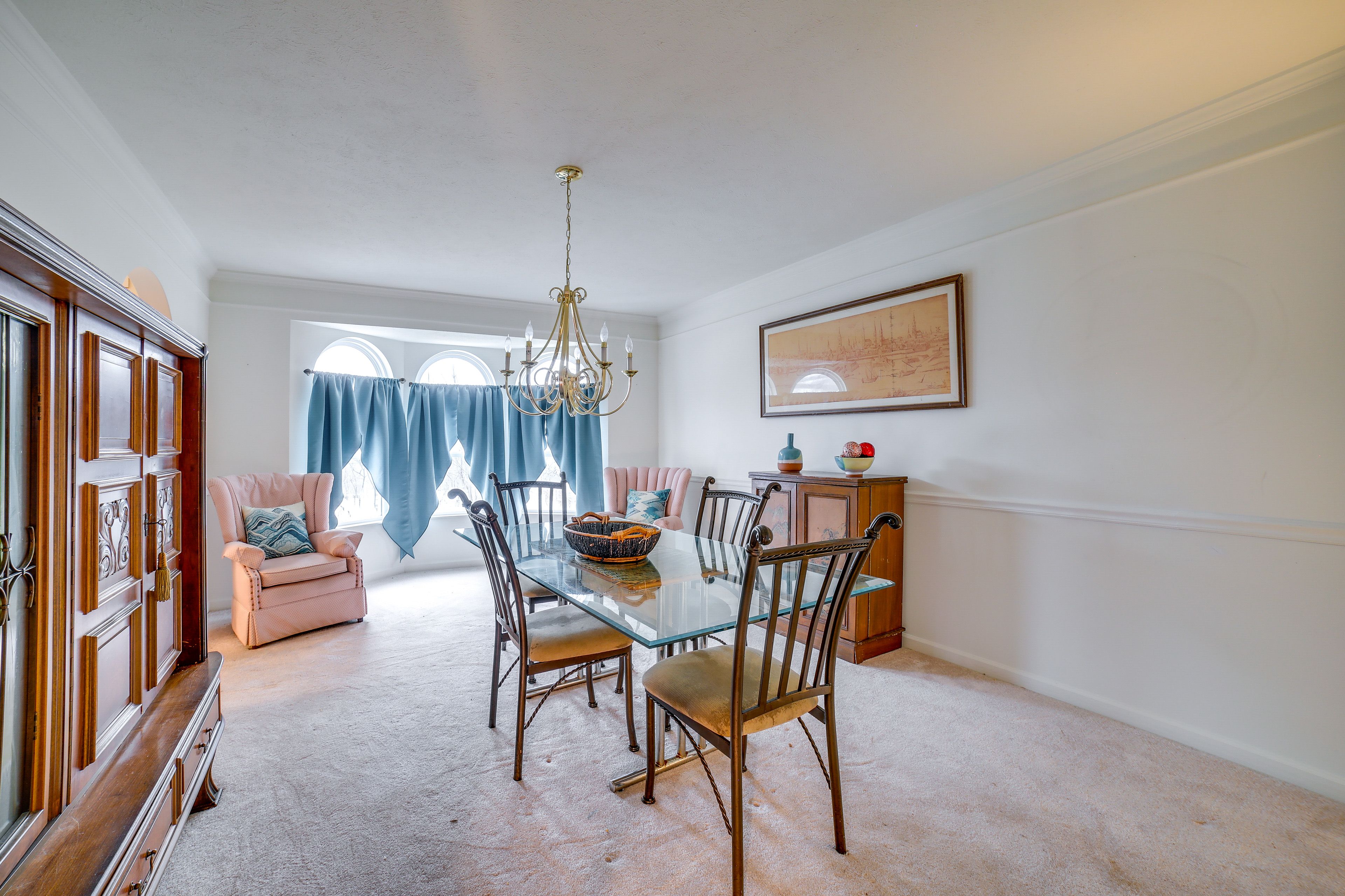 Dining Area | Dishware & Flatware Provided