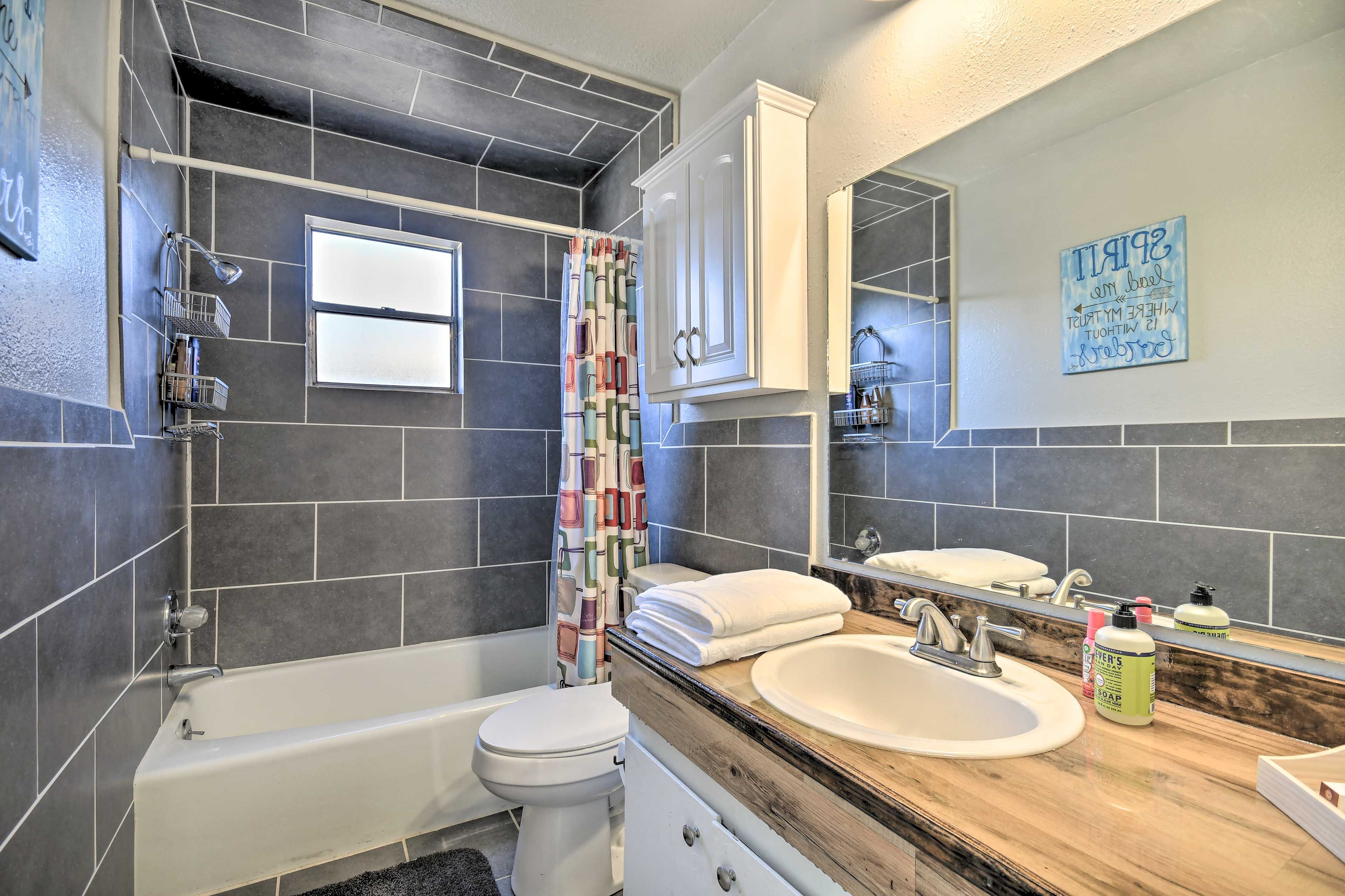 Full Bathroom | Towels Provided