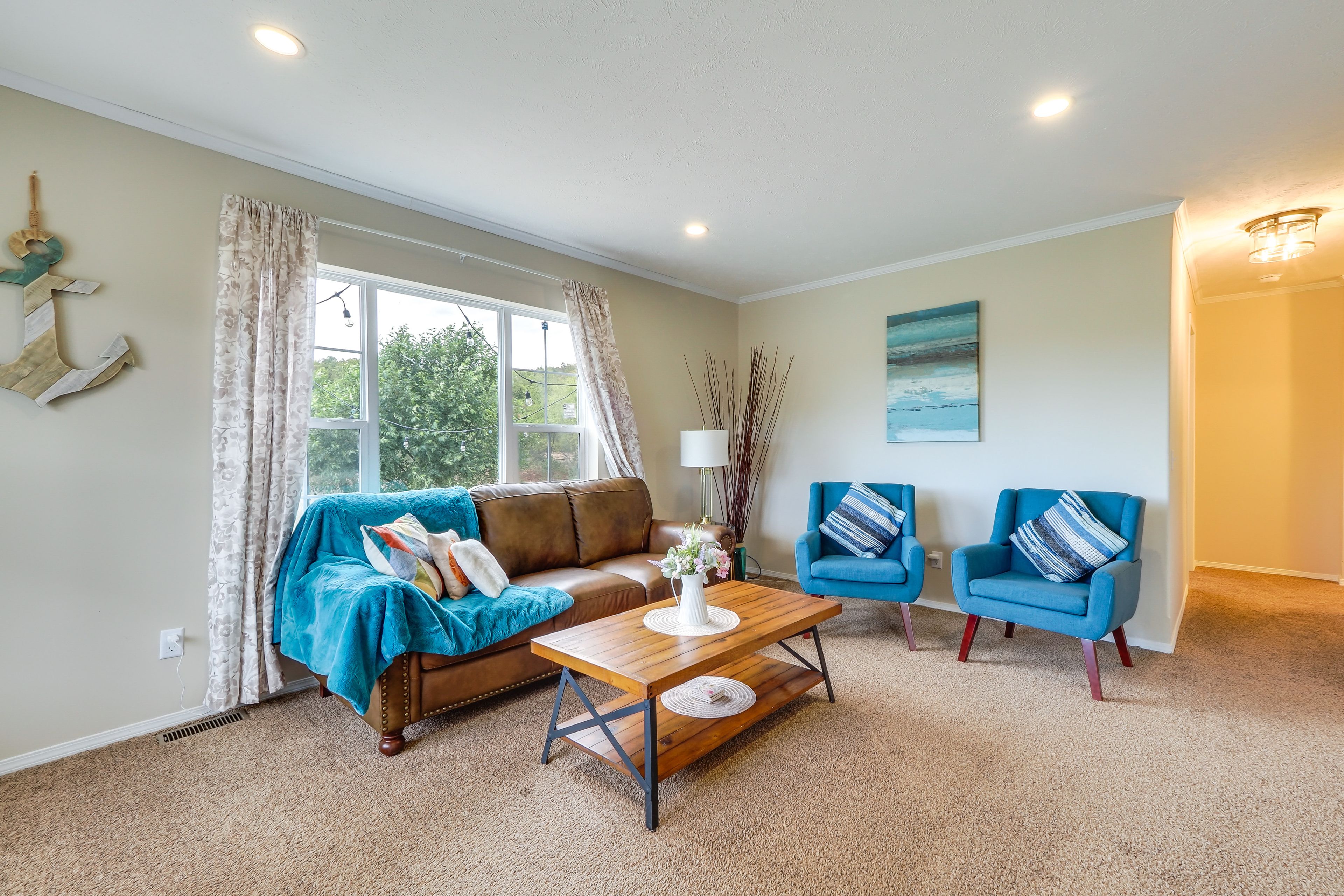 Living Room | Free WiFi | Central A/C & Heating | Smart TV