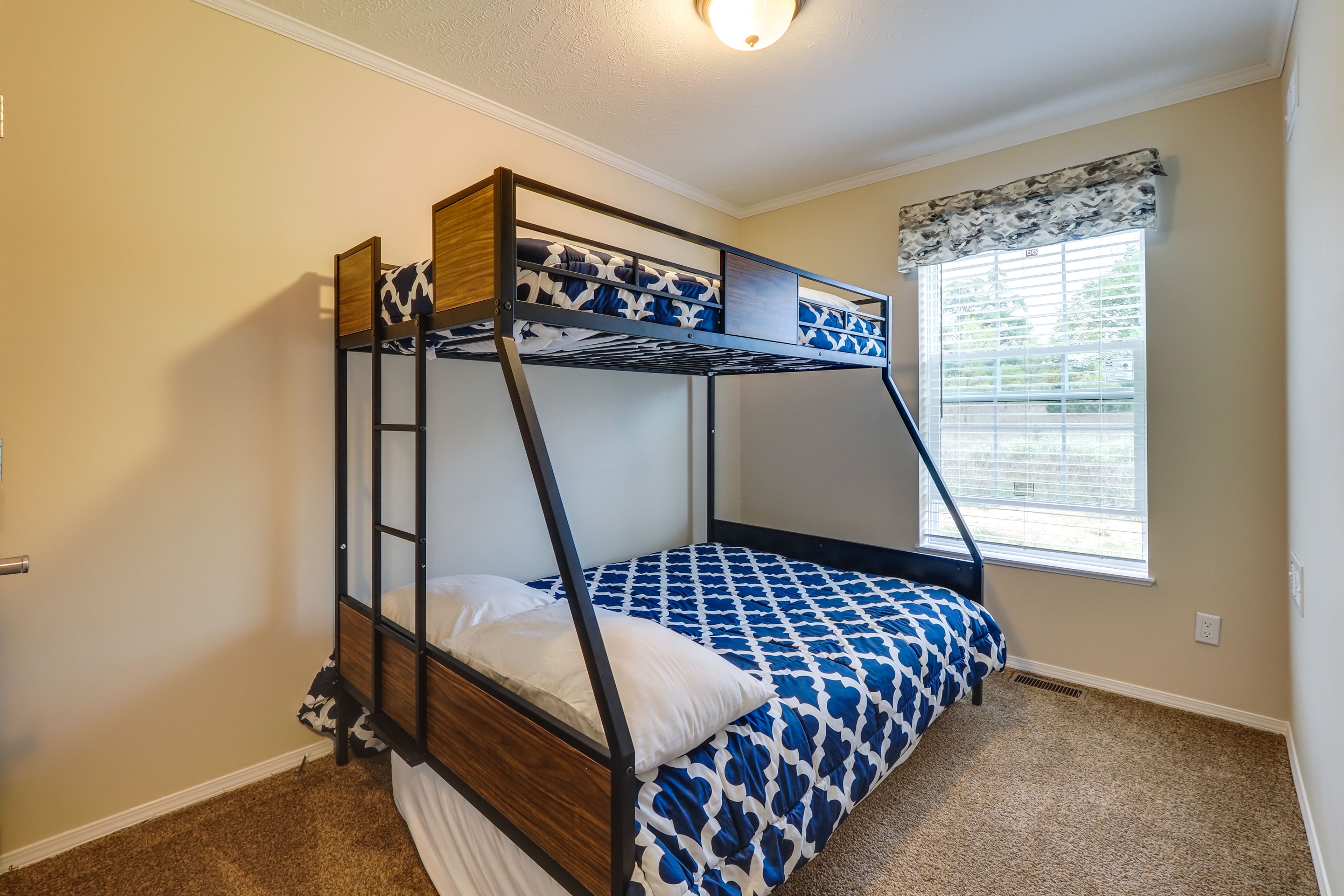 Bedroom 3 | Twin/Full Bunk Bed