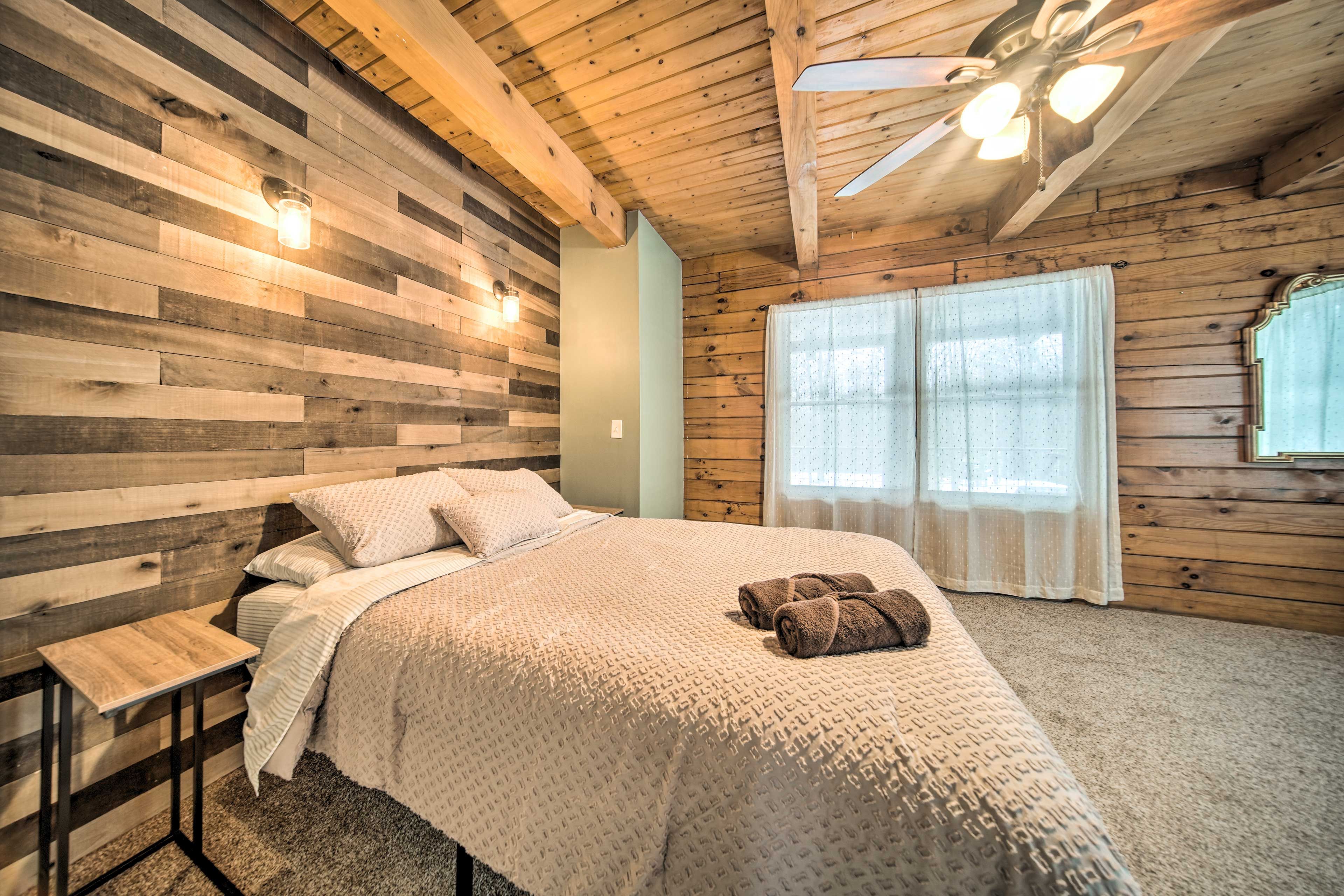 Bedroom 1 | 1st Floor | Queen Bed | Linens Provided