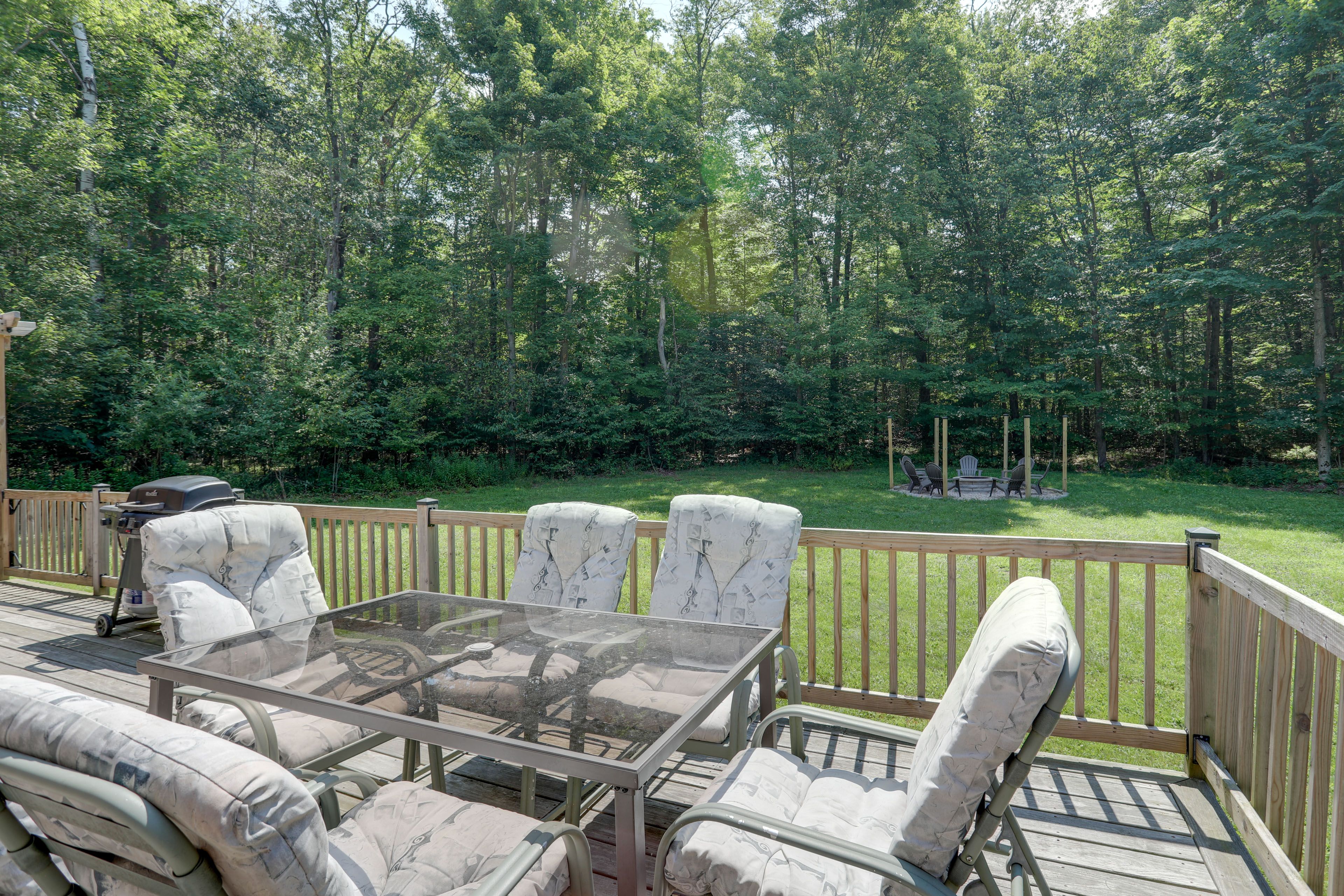 Deck | Gas Grill | Hot Tub