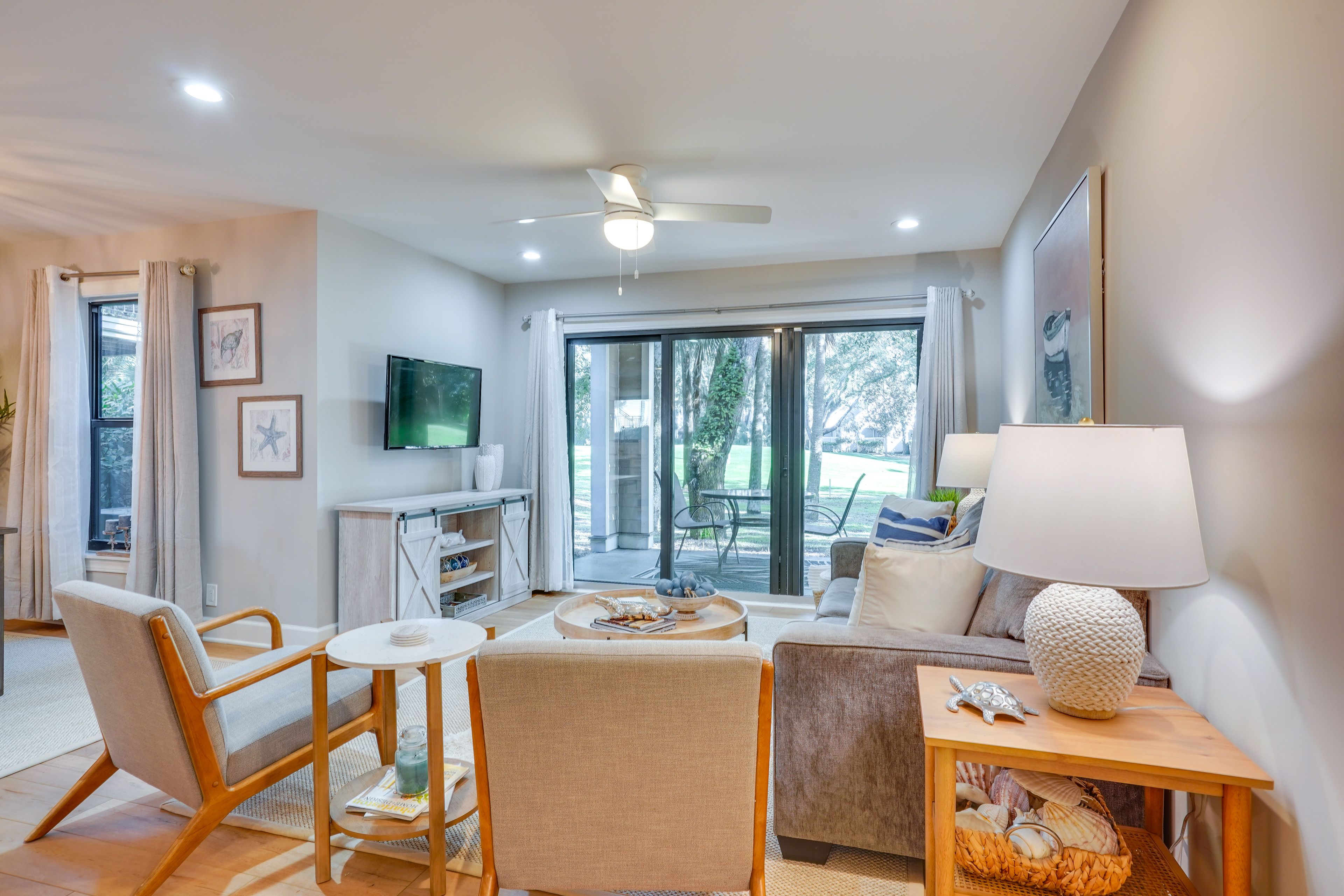 Living Room | Queen Sleeper Sofa | Smart TV | Board Games | Books