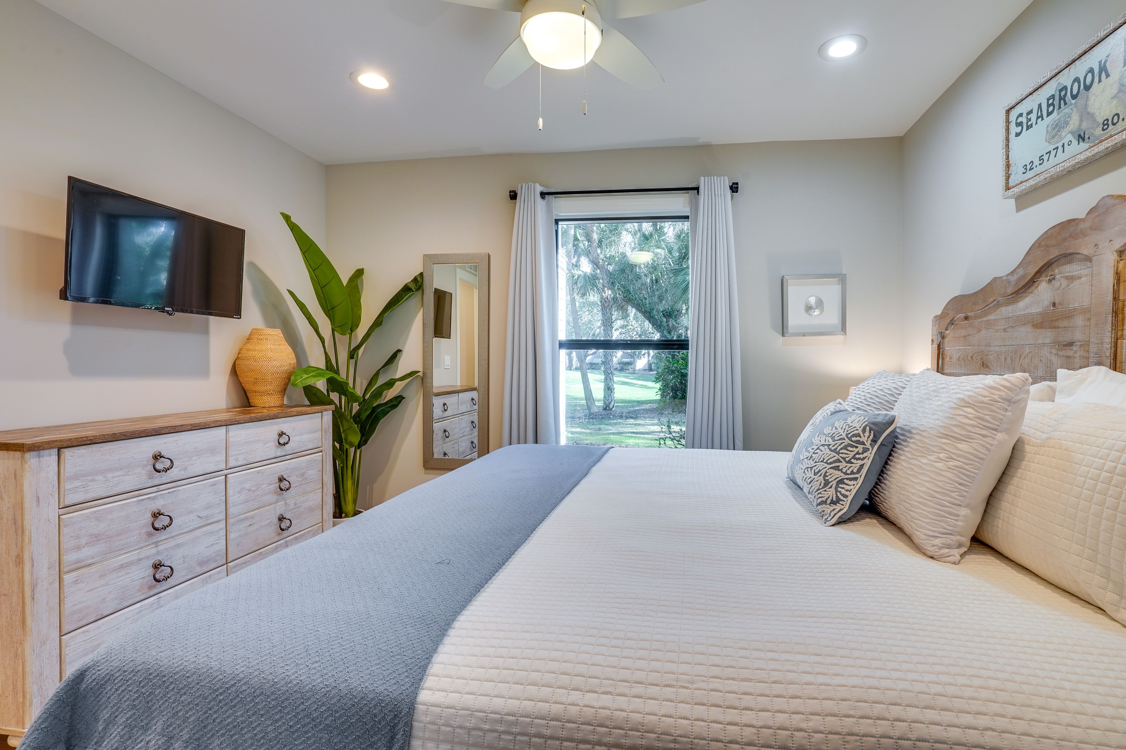 Bedroom 1 | King Bed | Linens Provided | En-Suite Bathroom