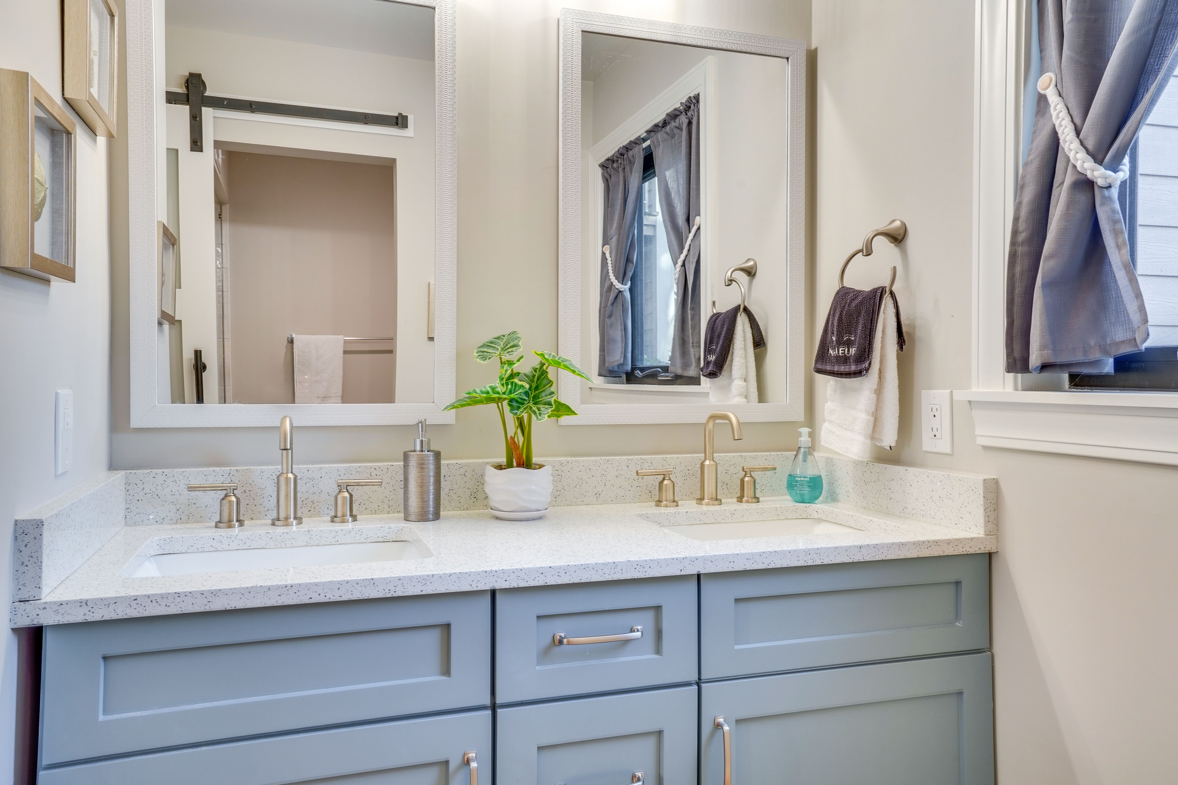 Full Bathroom | Towels Provided