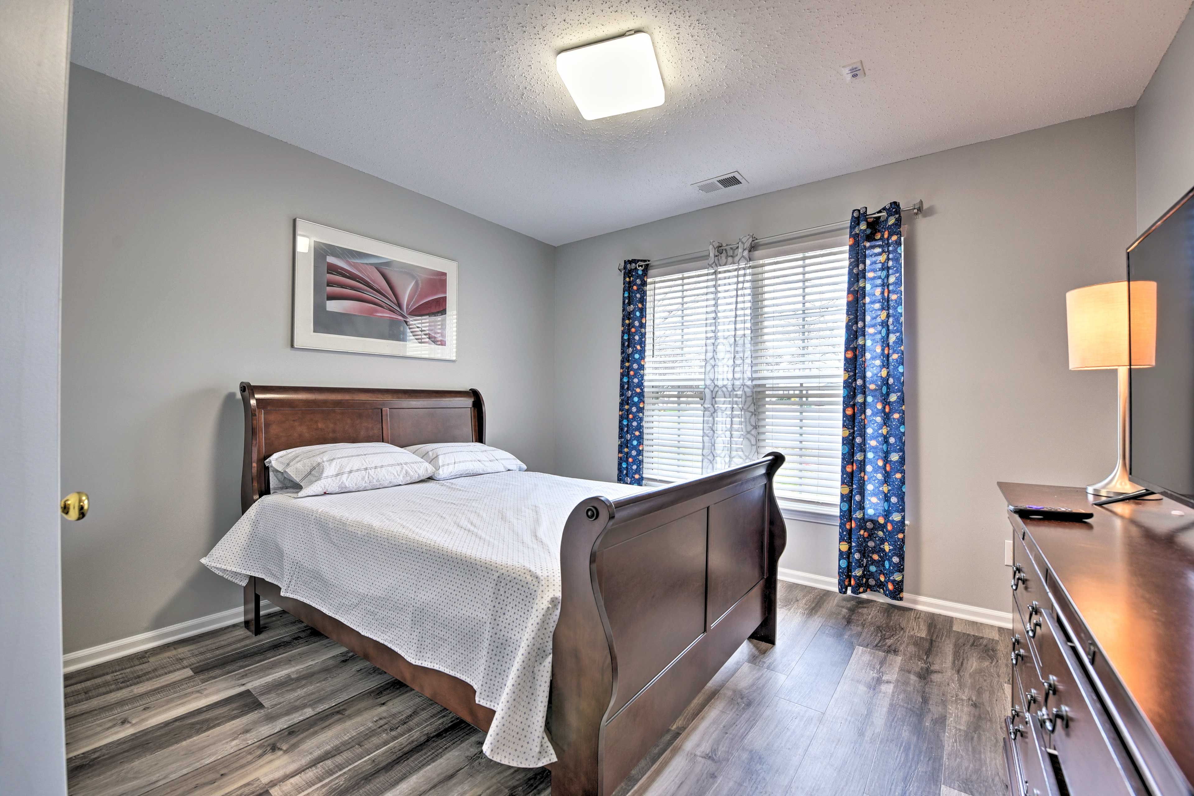 Bedroom 2 | Queen Bed