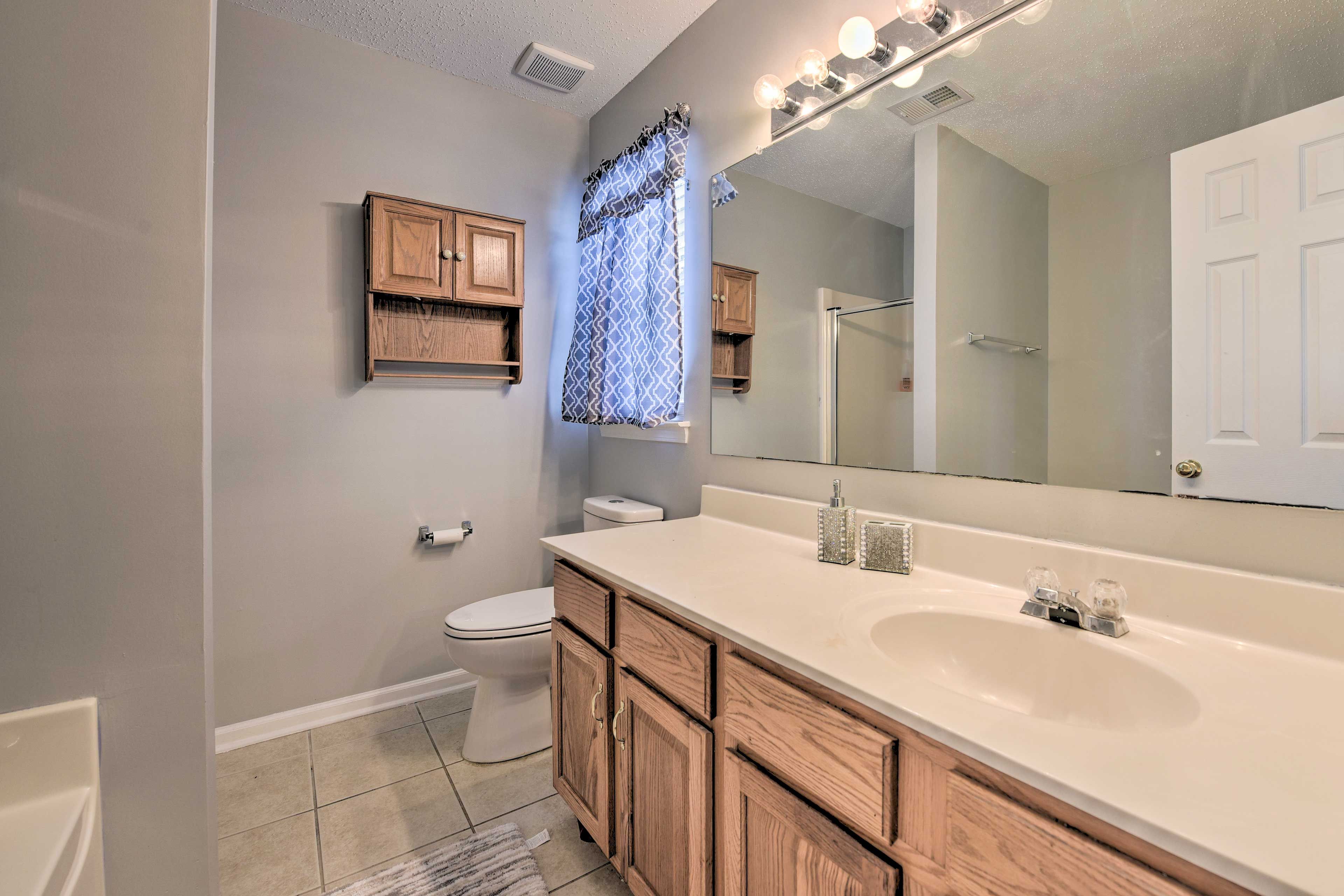 Full Bathroom | Towels Provided | Complimentary Toiletries
