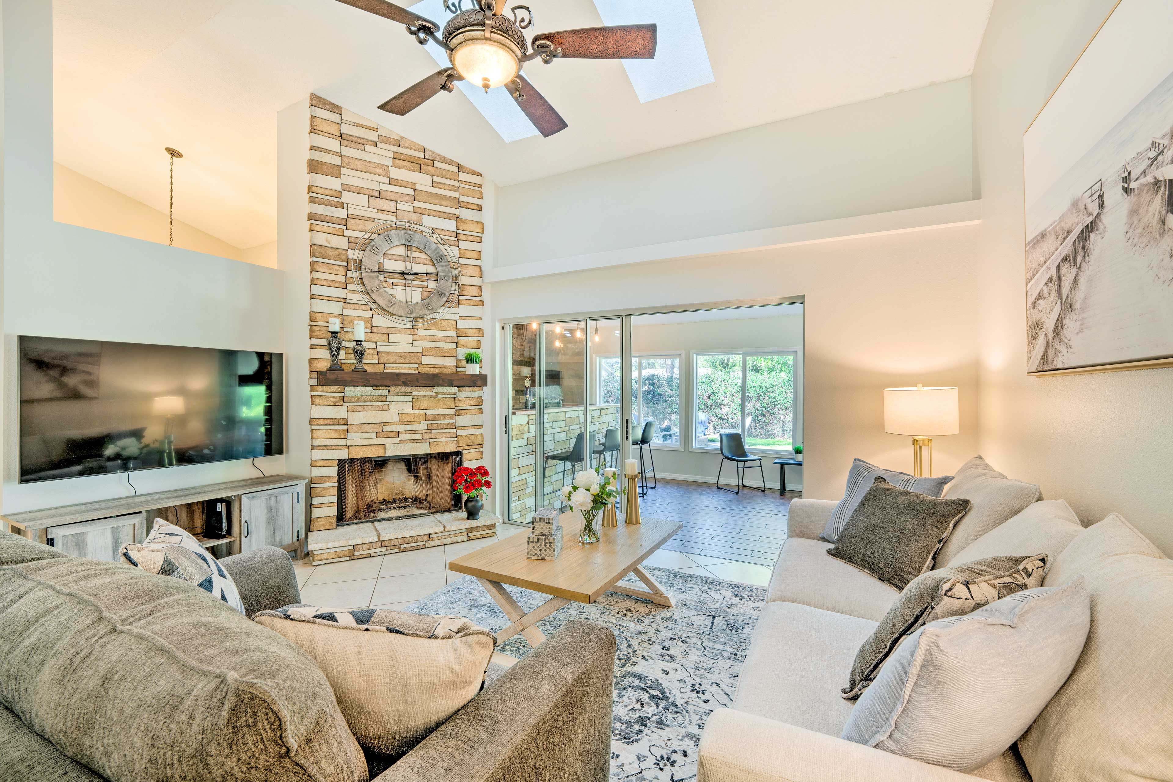Living Room | Full Sleeper Sofa | Free WiFi | Smart TV