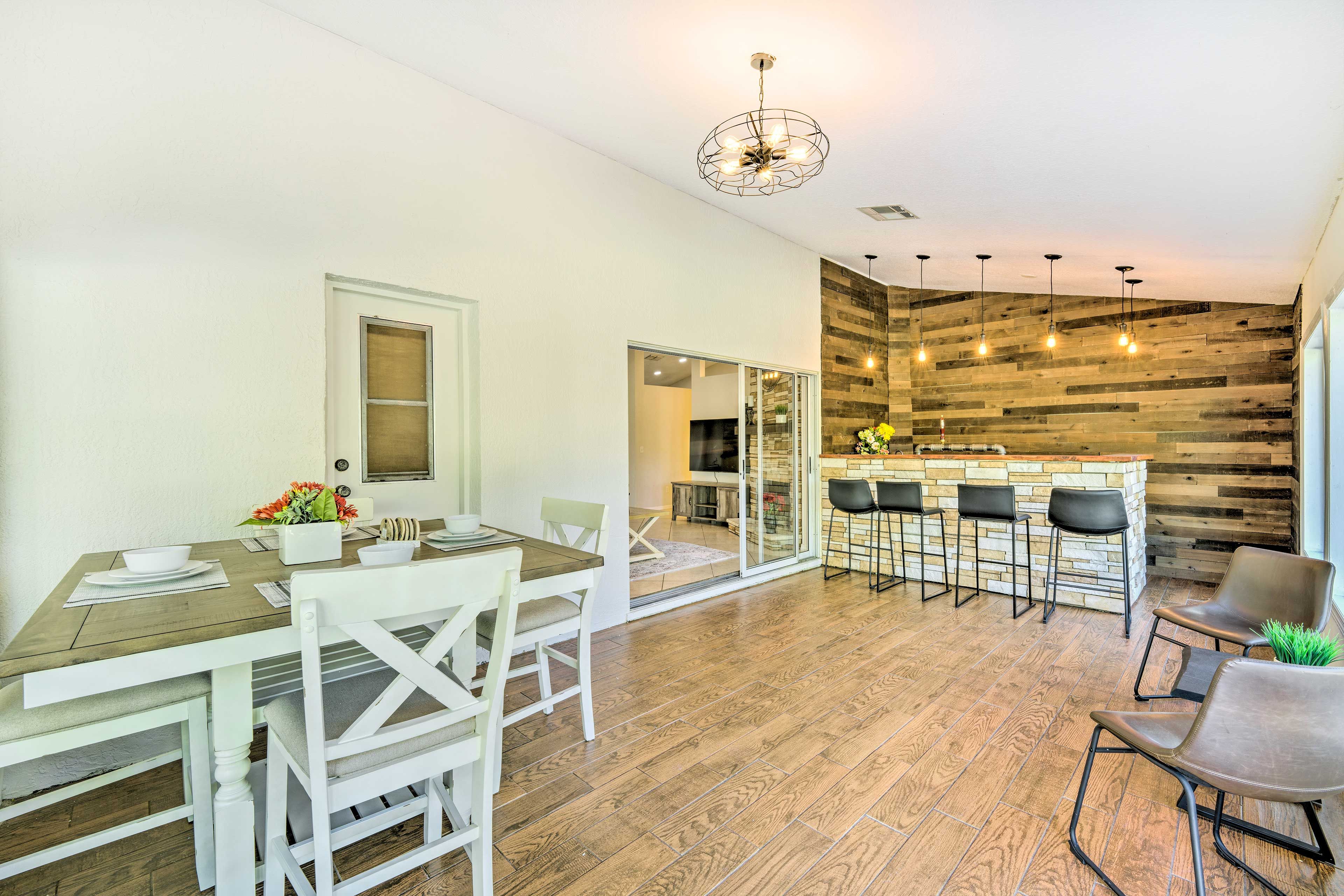 Sunroom | Bar | Dining Space