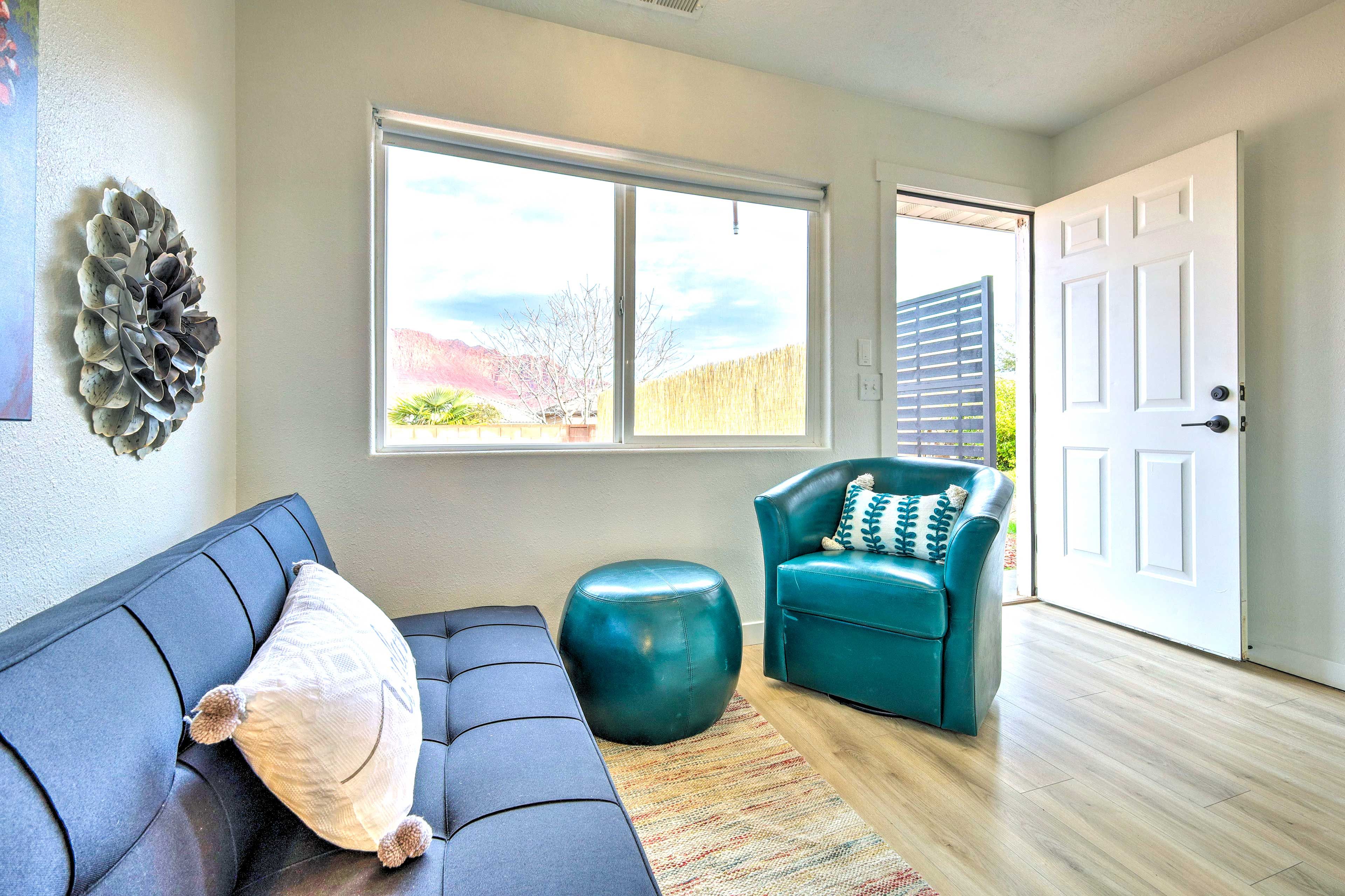 Studio | Queen Bed | Futon | Linens Provided | Smart TV
