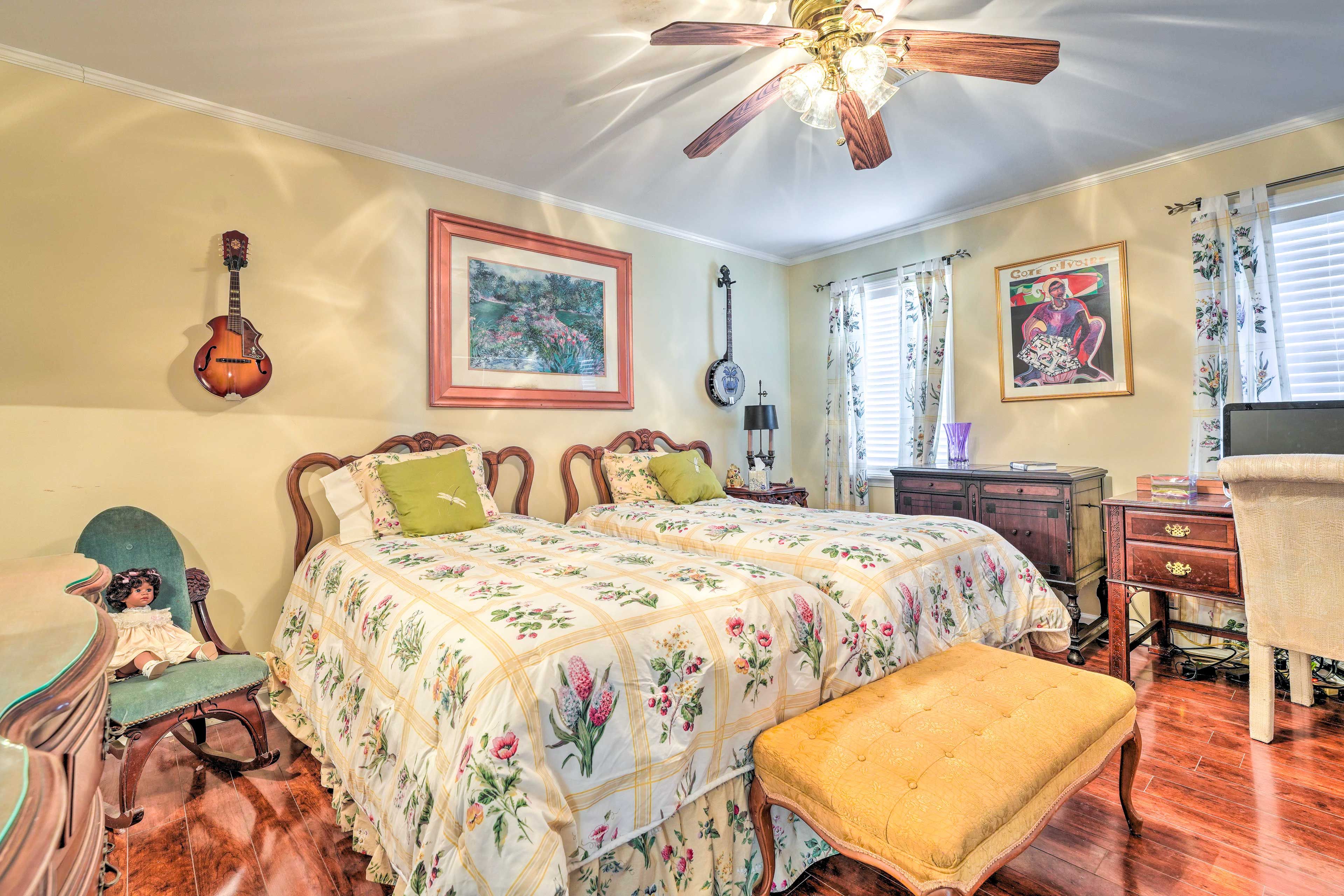 Bedroom 2 | 2 Twin Beds | Smart TV | Desk | Additional Sleeping | Crib
