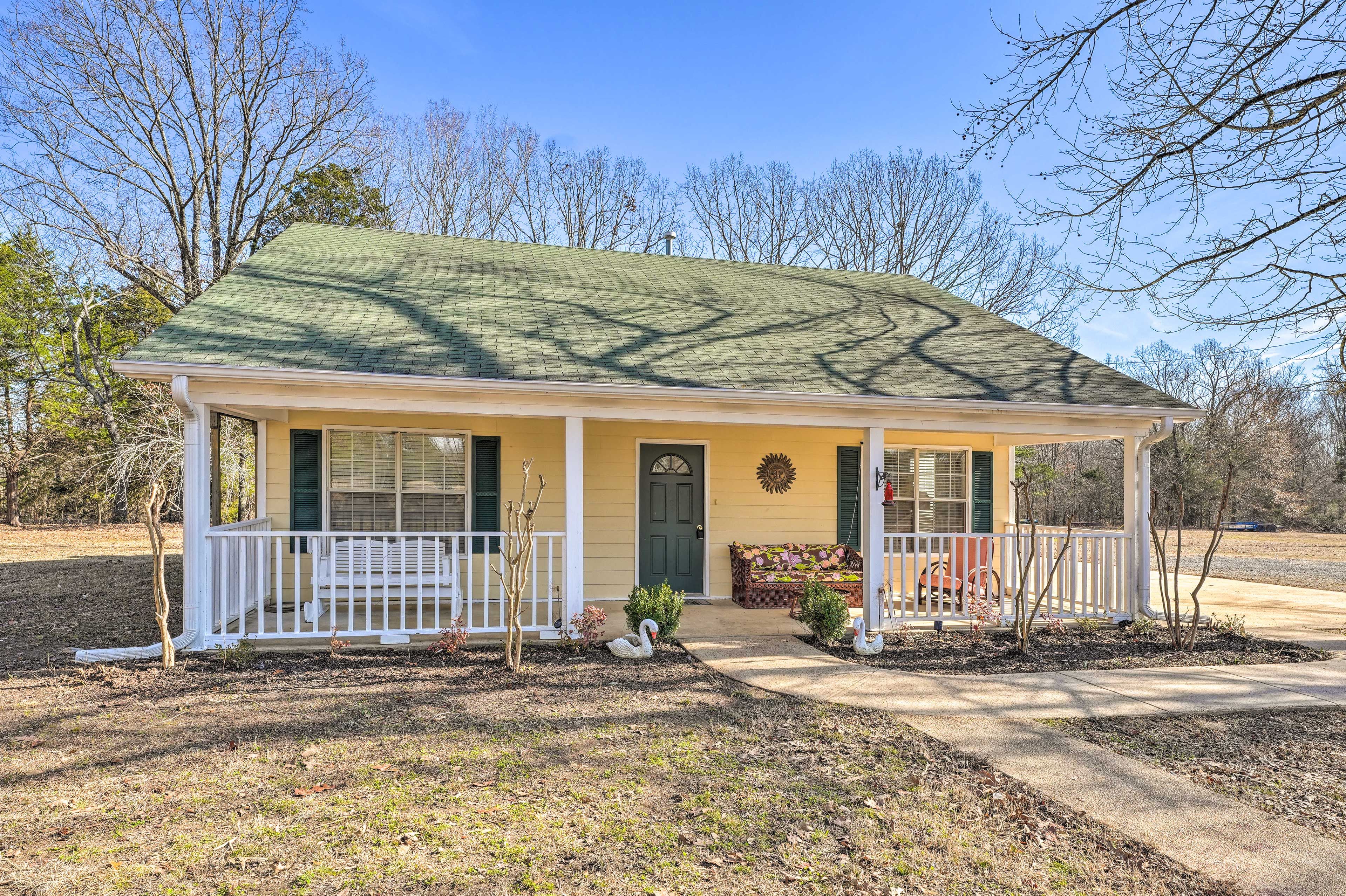 Senatobia Vacation Rental | 2BR | 1.5BA | 1,260 Sq Ft | Step-Free Access