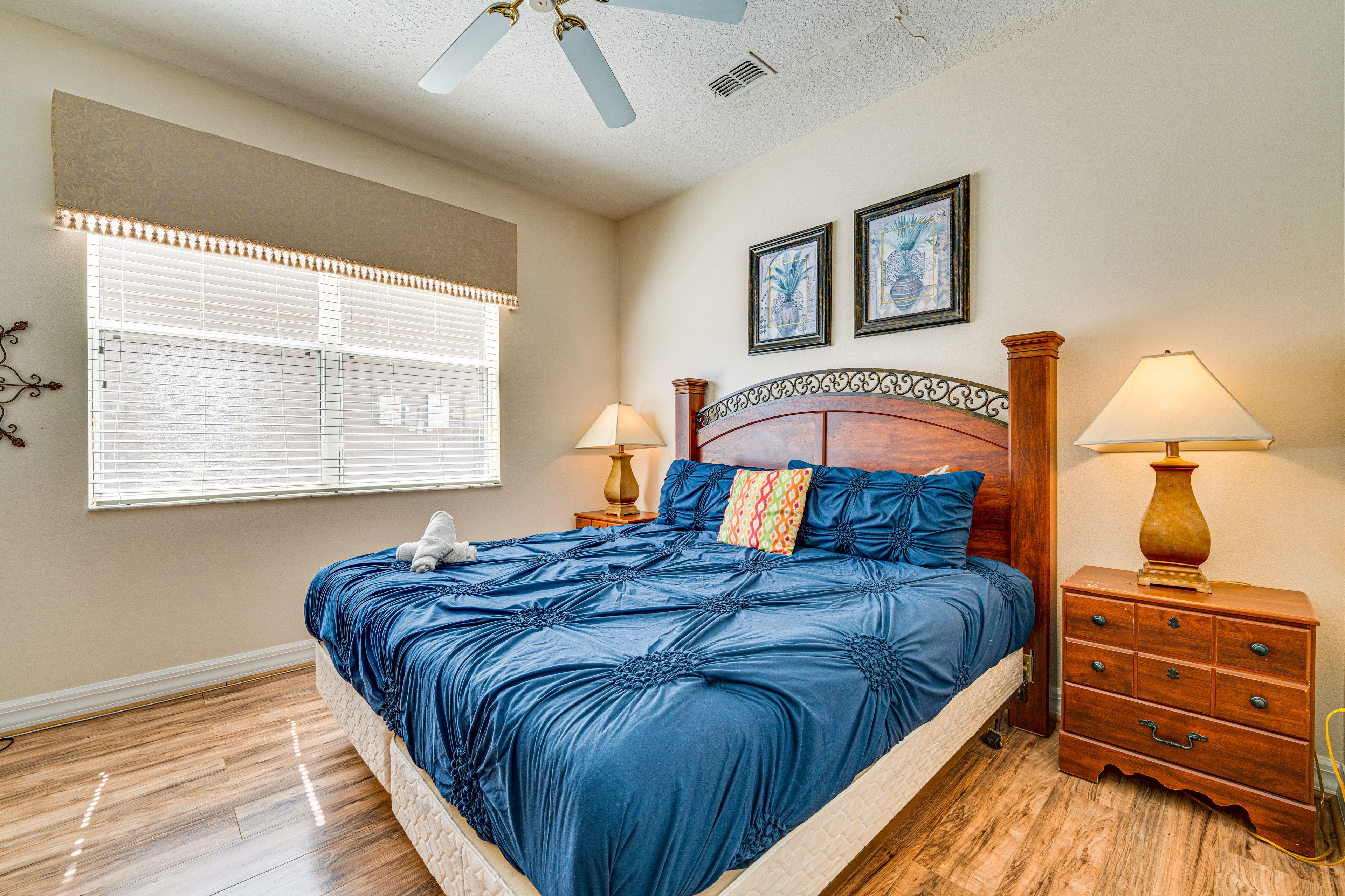 Bedroom 1 | King Bed | Smart TV | 1st Floor
