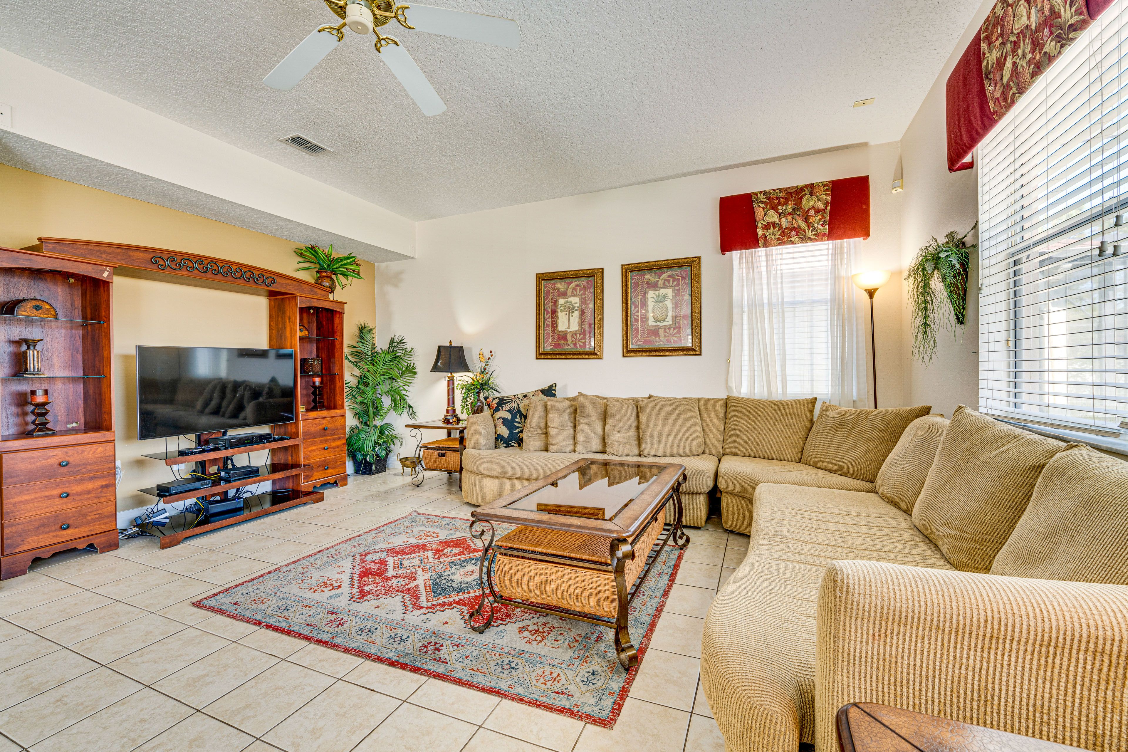 Living Room | Smart TV | Free WiFi