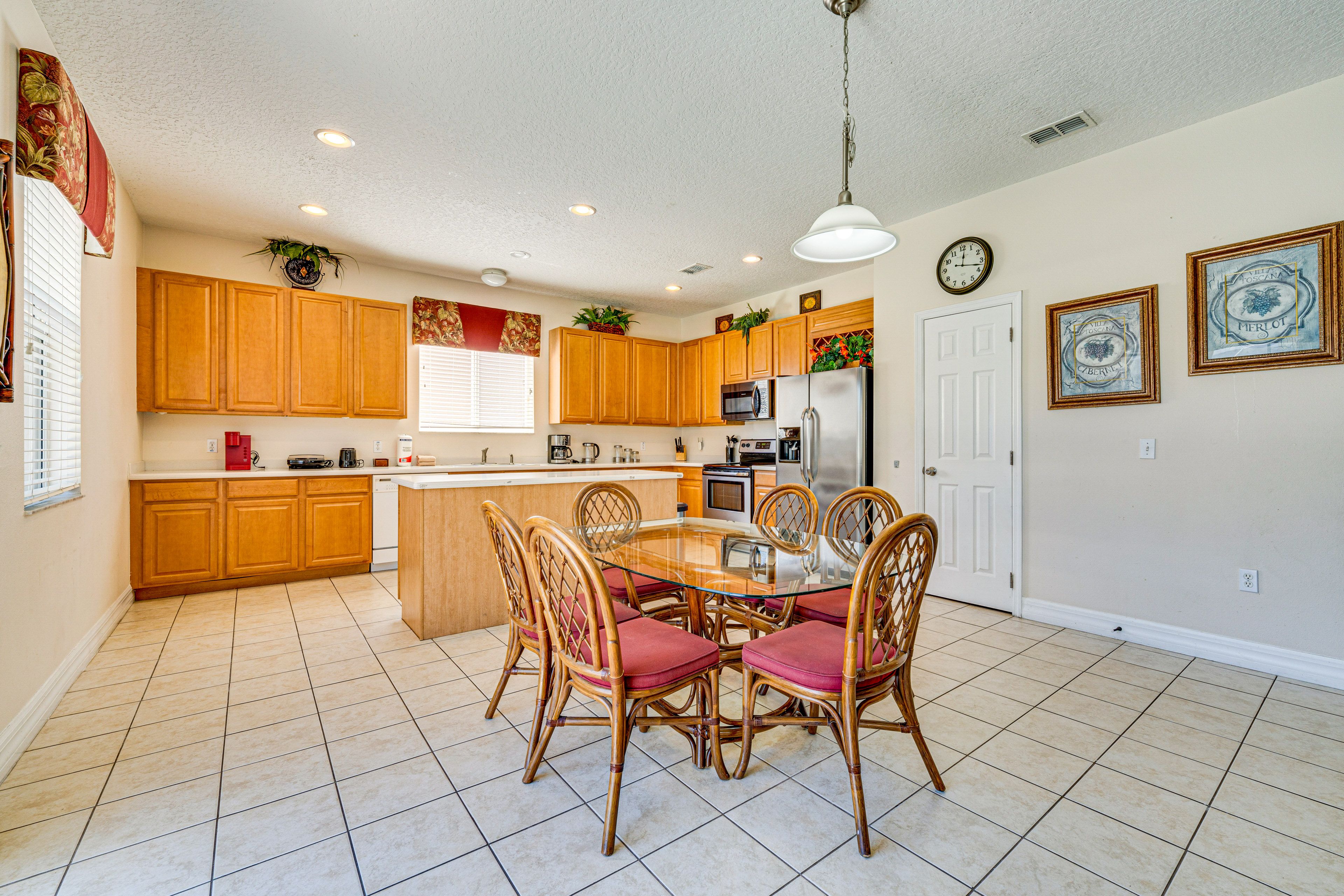 Kitchen & Dining Area